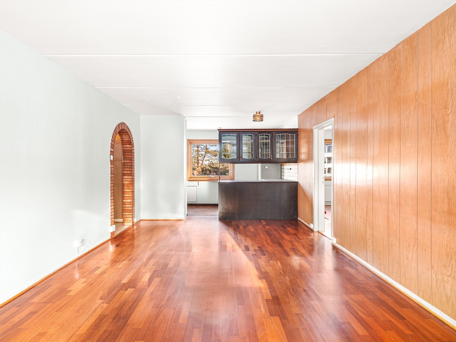 I stuen er det god plass for sofa, tv-møbler, spisegruppe og andre stuemøbler. Galleribilde