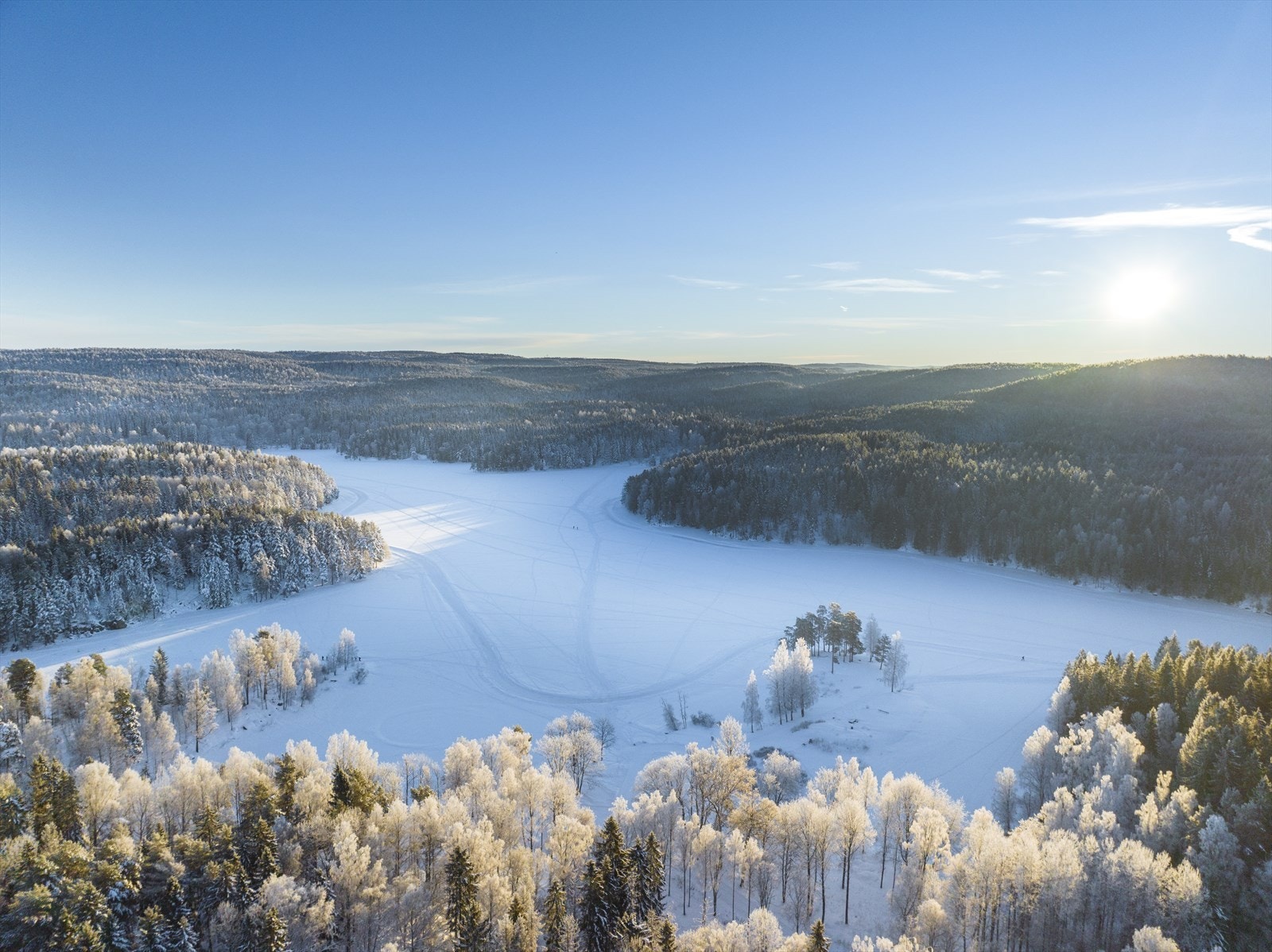 Nær marka med vinterlandskap, perfekt for friluftsliv. Galleribilde