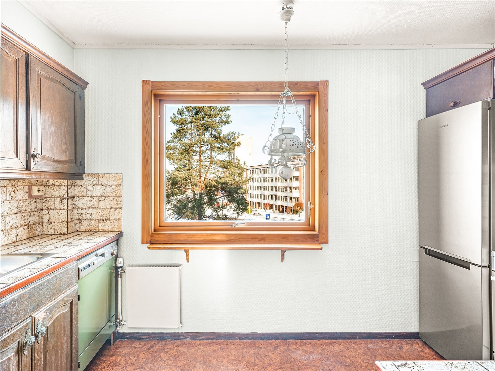 Plass for et lite spisebord ved kjøkkenvinduet. Galleribilde