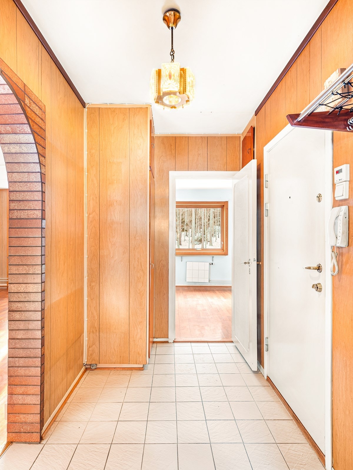 Inngangsparti med flislagt gulv og dørcallinganlegg. Galleribilde