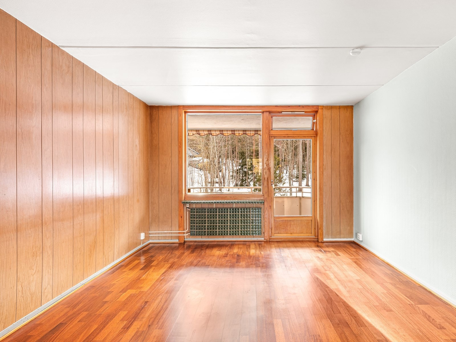 Romslig stue rom med utgang til balkong. Galleribilde