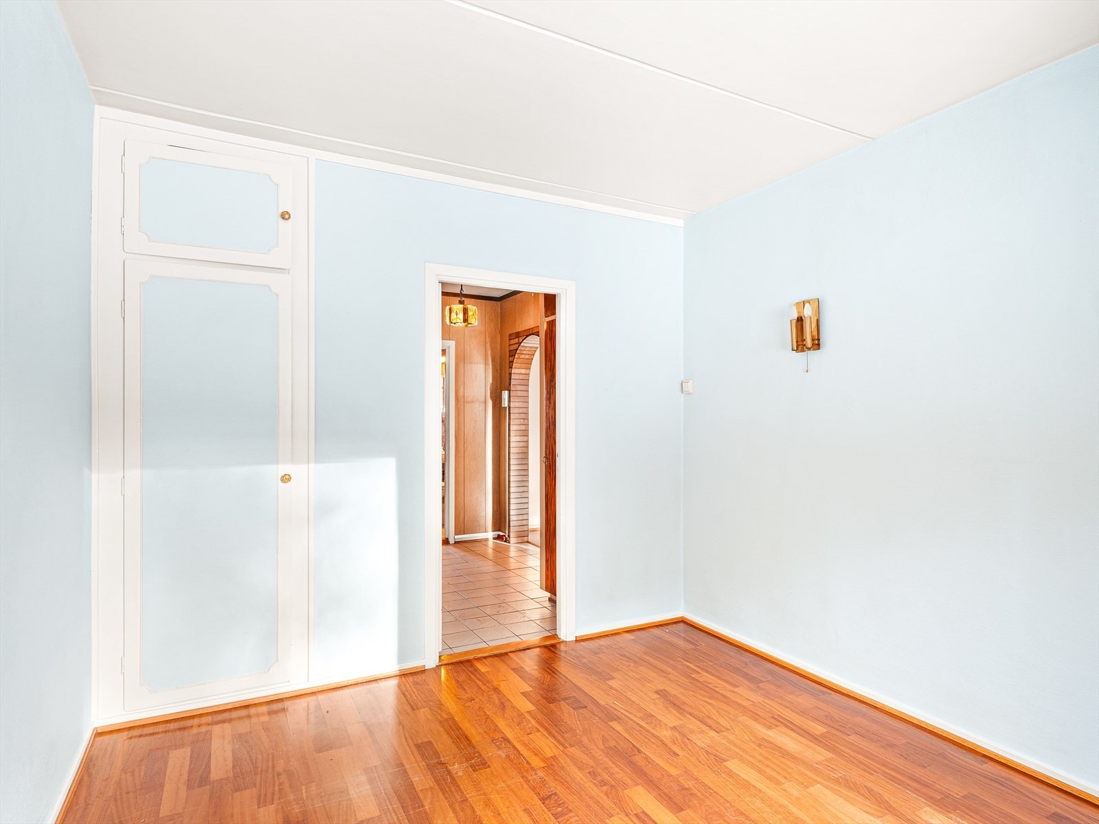 Malte originale plassbygde garderobeskap og parkett på gulvet. Galleribilde