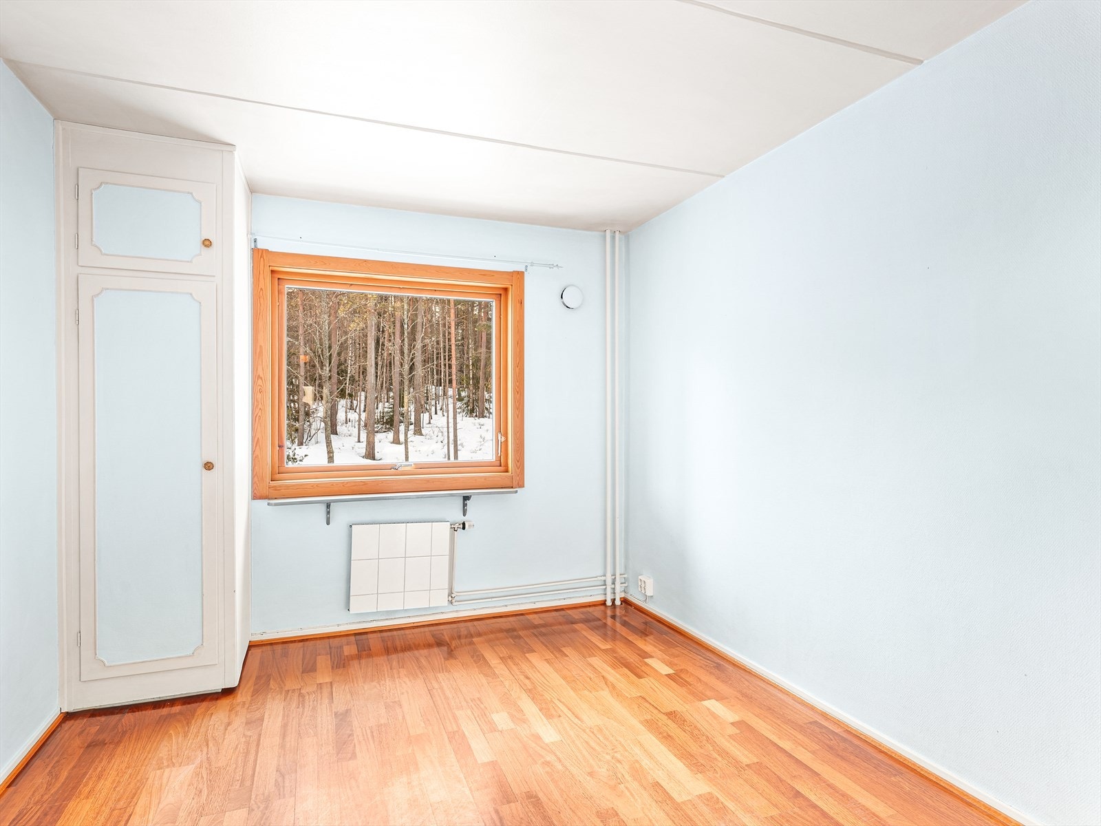 Soverom 2 med utsikt mot det rolige skogholtet. Galleribilde