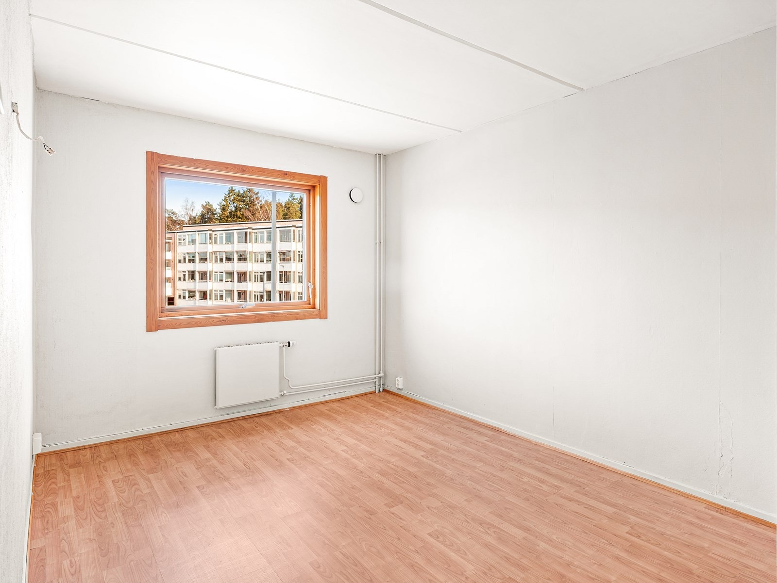 Hvitmalte vegger og laminat på gulvet. Galleribilde