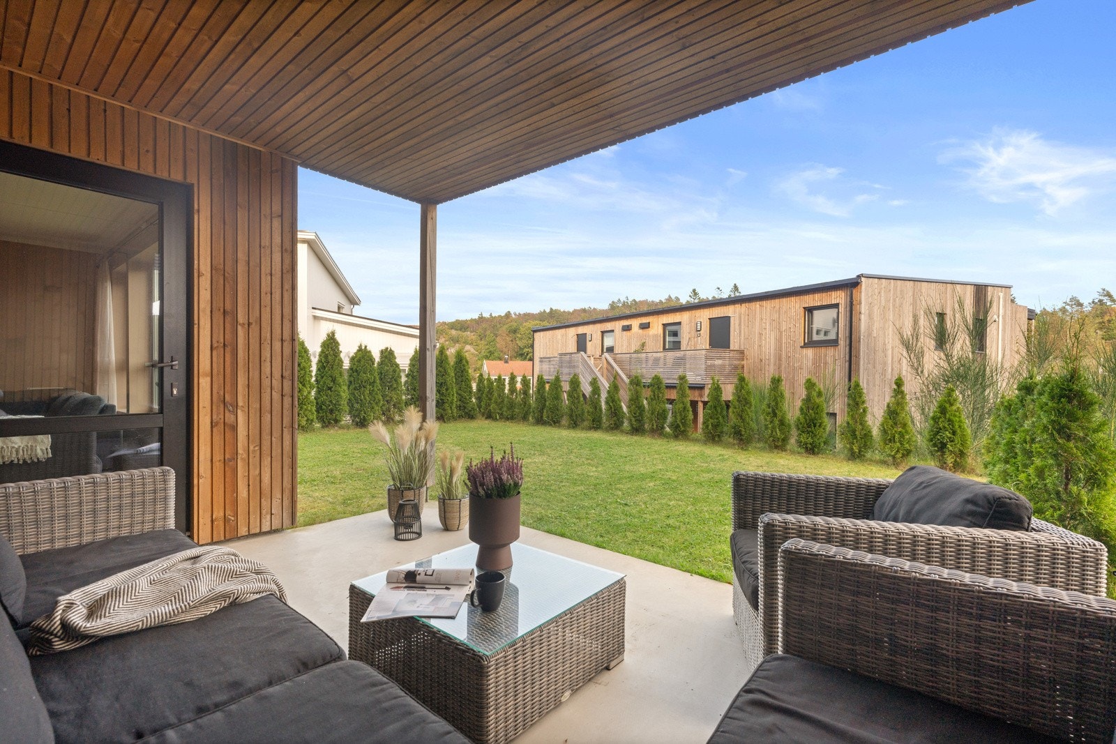 Fra stua har man utgang til en fin uteplass med overbygd terrasse Galleribilde