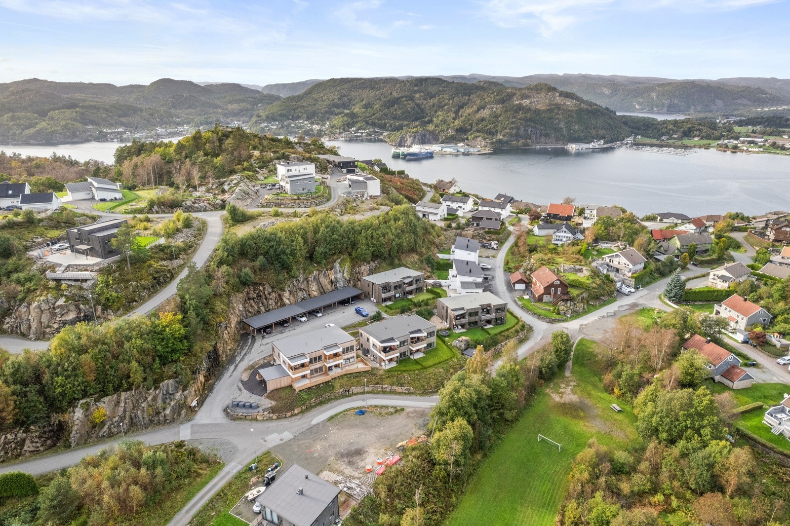 Eiendommen har en fin beliggenhet i ett nyere etablert boligområde i Skomrak Galleribilde
