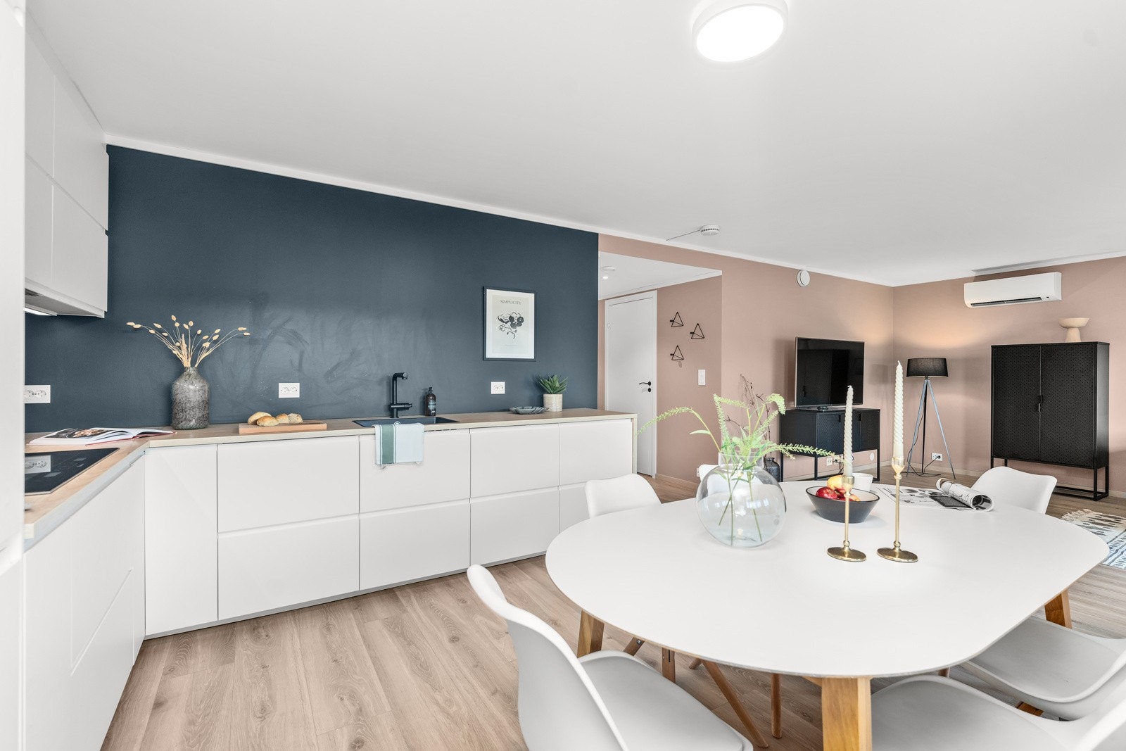 Flott kjøkken fra IKEA med godt med innredning Galleribilde