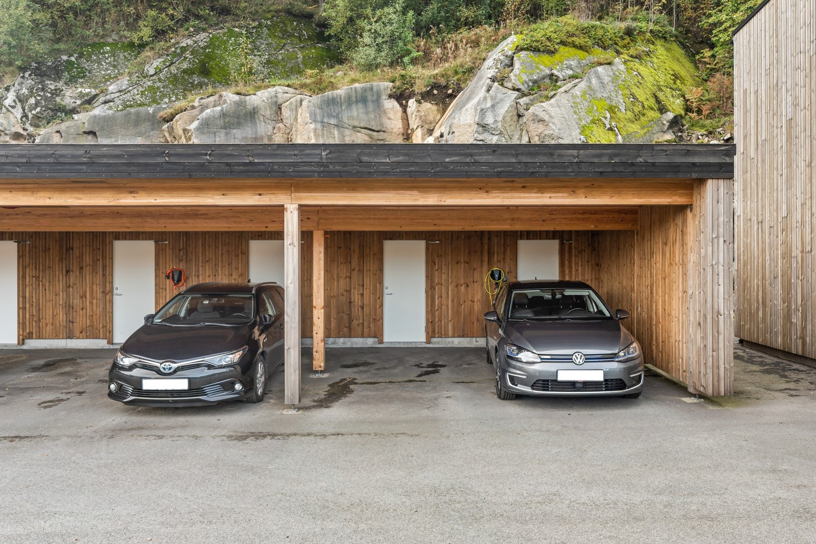 Carport og utvendig bod med strøm medfølger. Galleribilde