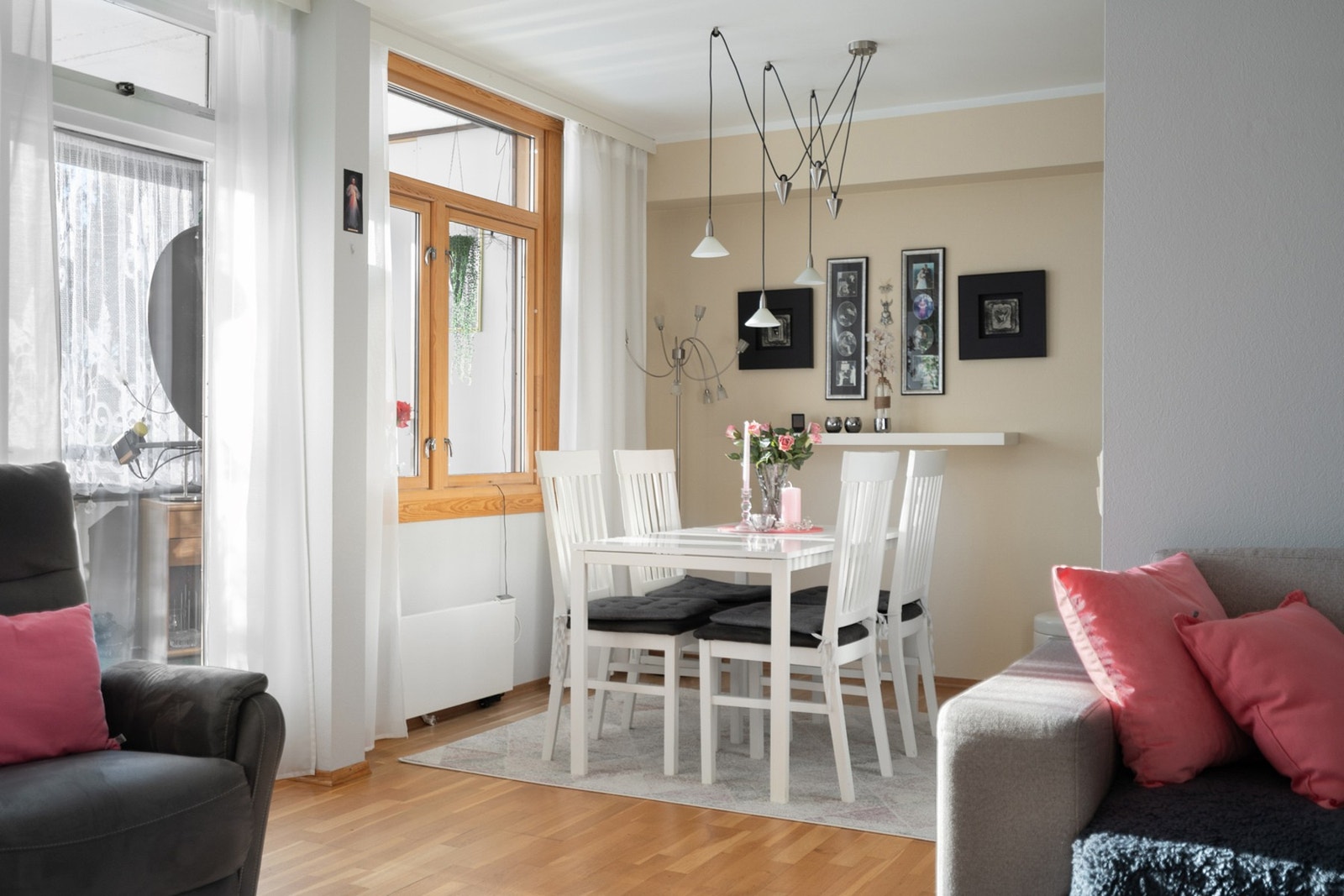 Store vindusflater på stue/kjøkken sørger for godt med naturlig lysinnslipp. Galleribilde