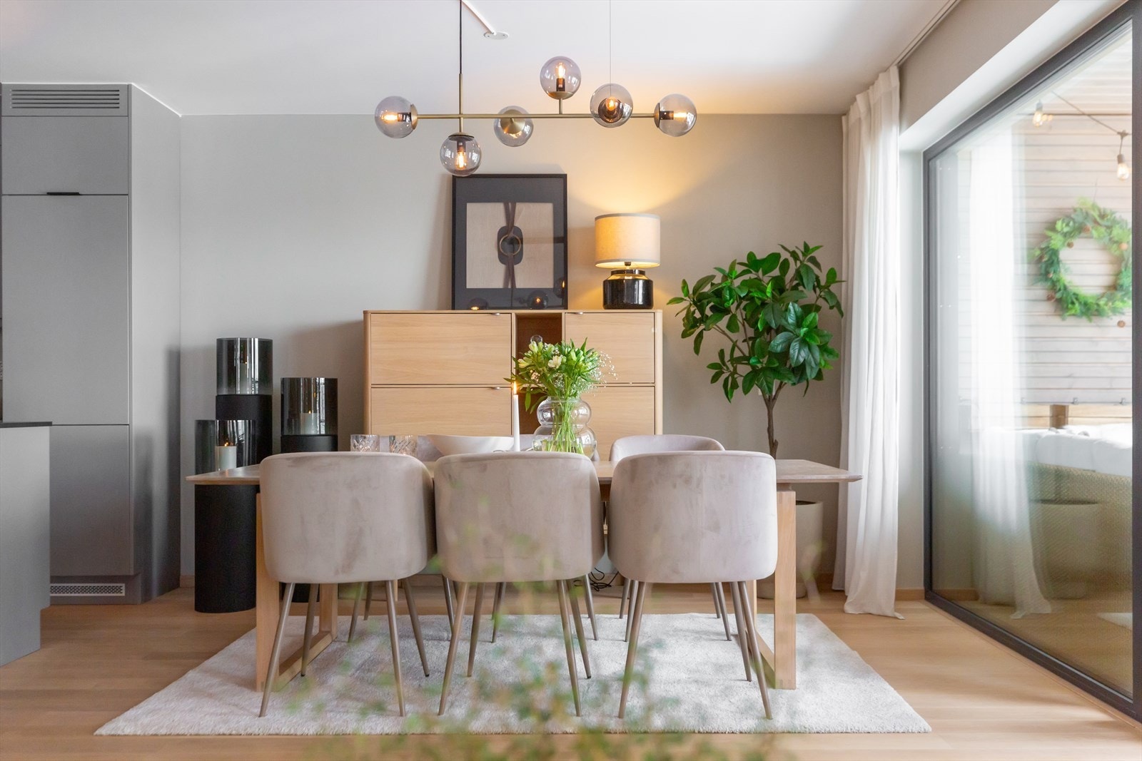 Leiligheten har god beliggenhet i byggets tredje etasje. Her er det heis som går helt ned til parkeringskjeller og bod. Galleribilde