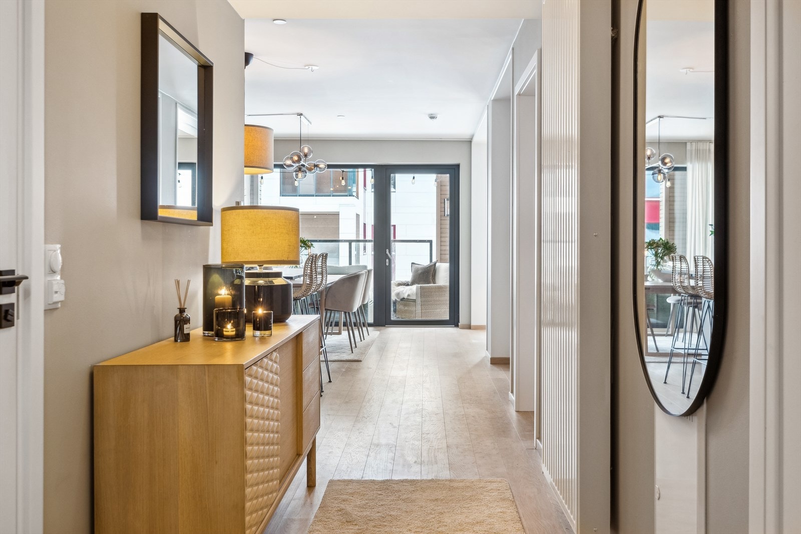 Radiatoren er praktisk plassert slik at den ikke er til hindring for innredning av leiligheten. Galleribilde