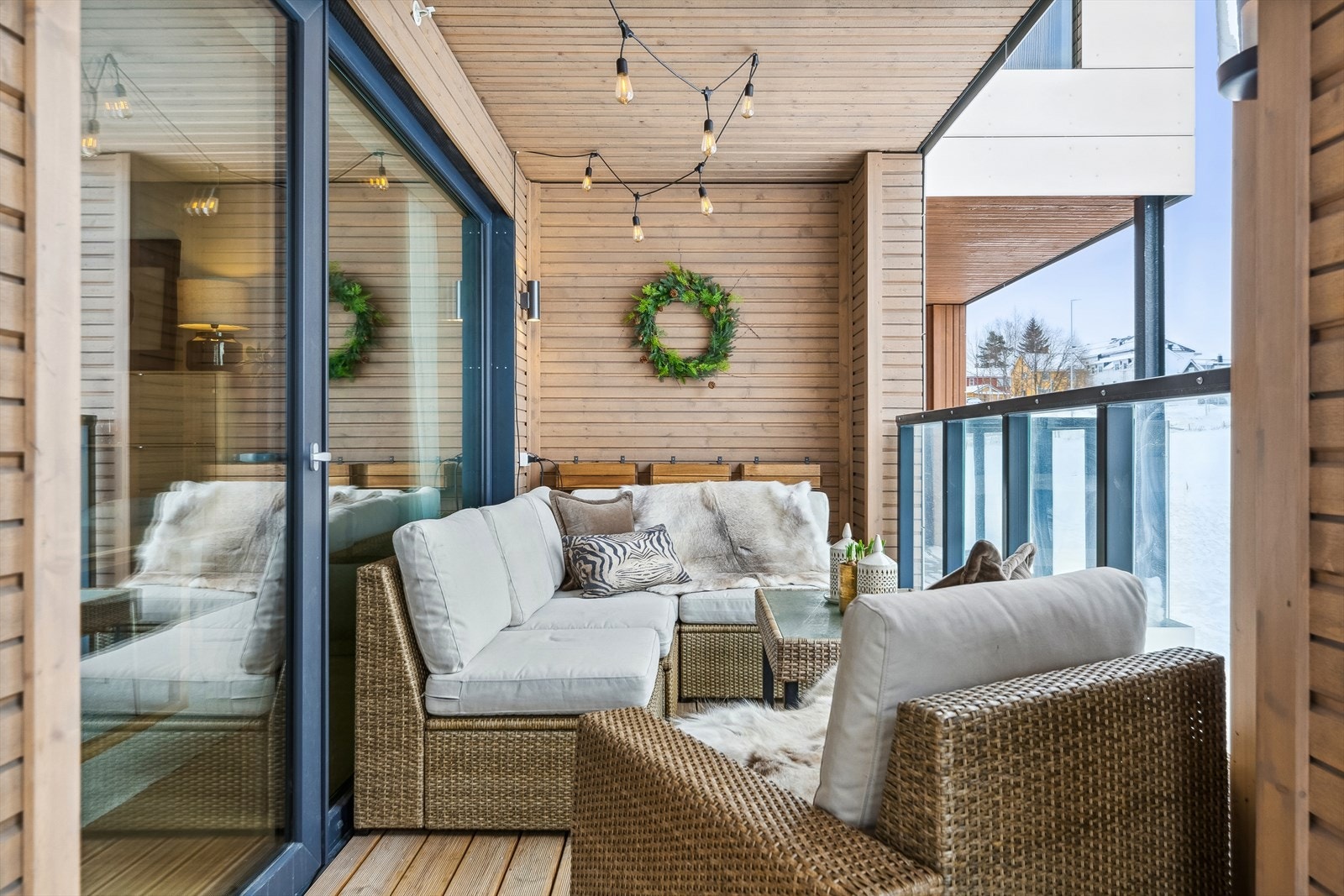 Verandaen er romslig og åpner opp for flere trivelige oppholdssoner. Galleribilde