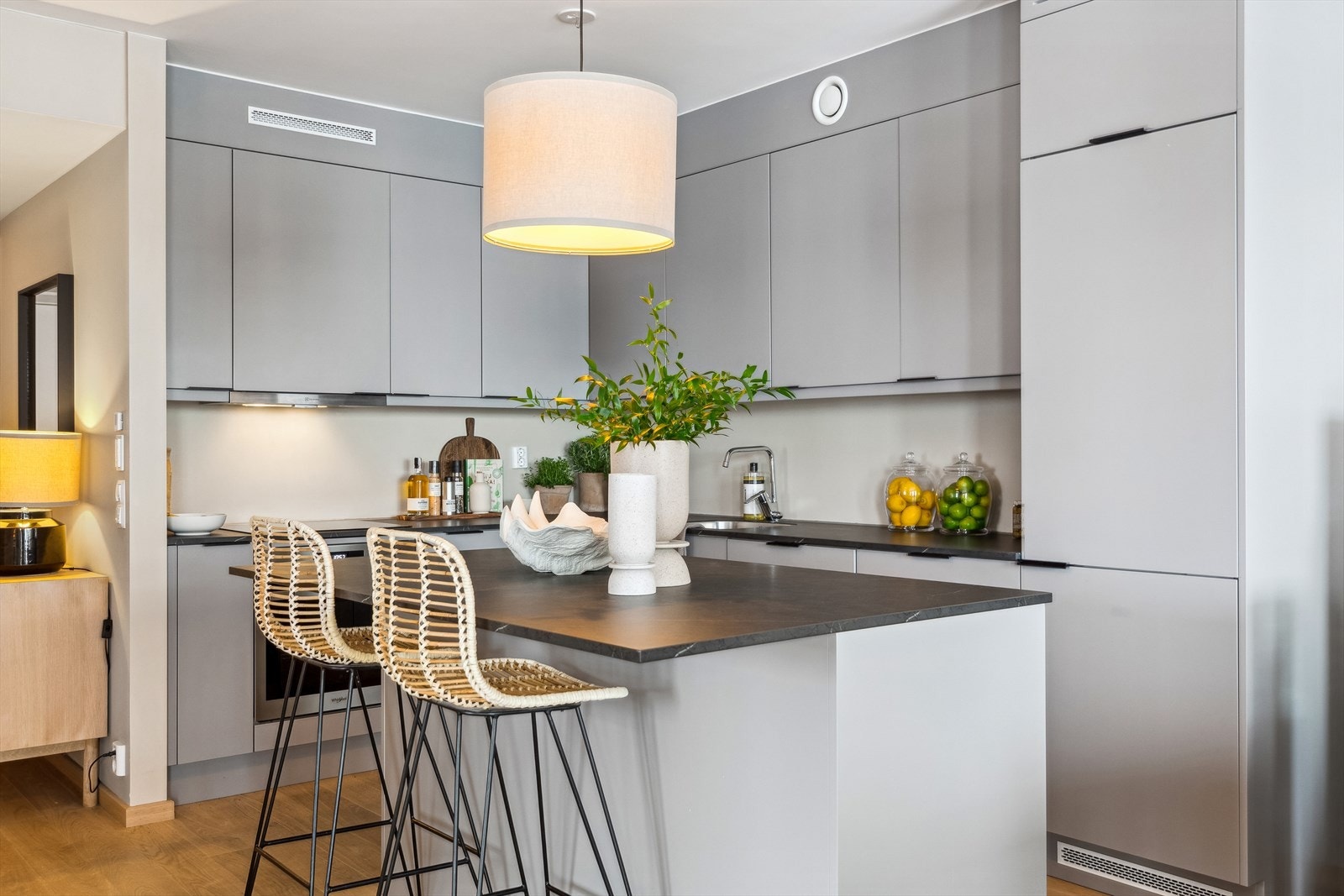 Det er også satt inn en praktisk kjøkkenøy med barløsning. Galleribilde