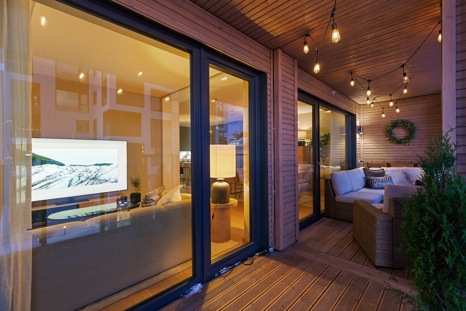 Verandaen er solrik og kan by på gode solforhold ca. kl. 10:00 til 18:30 på sommerstid. Galleribilde