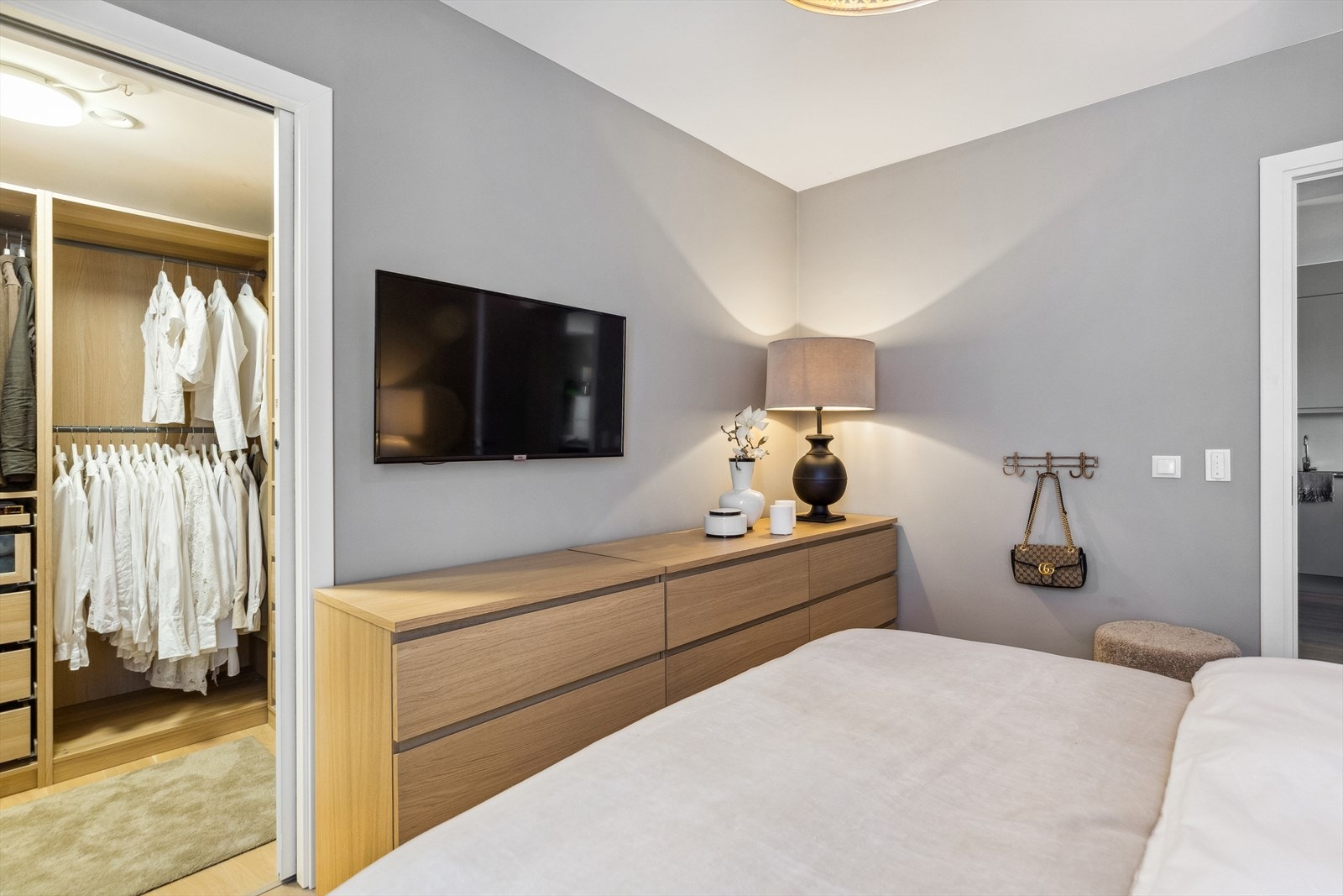 Rommet har direkte inngang til et walk-in-closet. Galleribilde