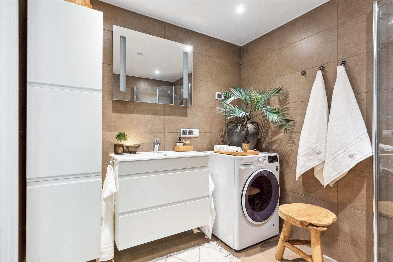 Delikat og flislagt bad på 5 m² med gulvvarme og downlights med egen dimmer. Rommet er oppgradert med beige 30x60 fliser på vegger og 30x30 fliser på gulv fra Villeroy og Boch. Galleribilde