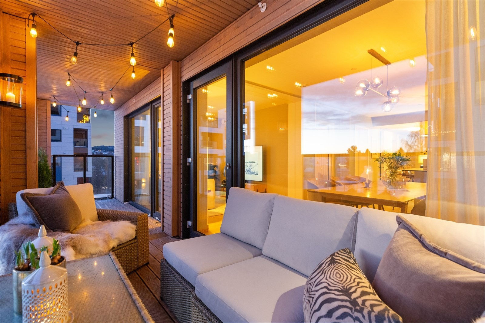 Leiligheten har direkte utgang til en privat og sørvendt veranda på 15 m². Galleribilde