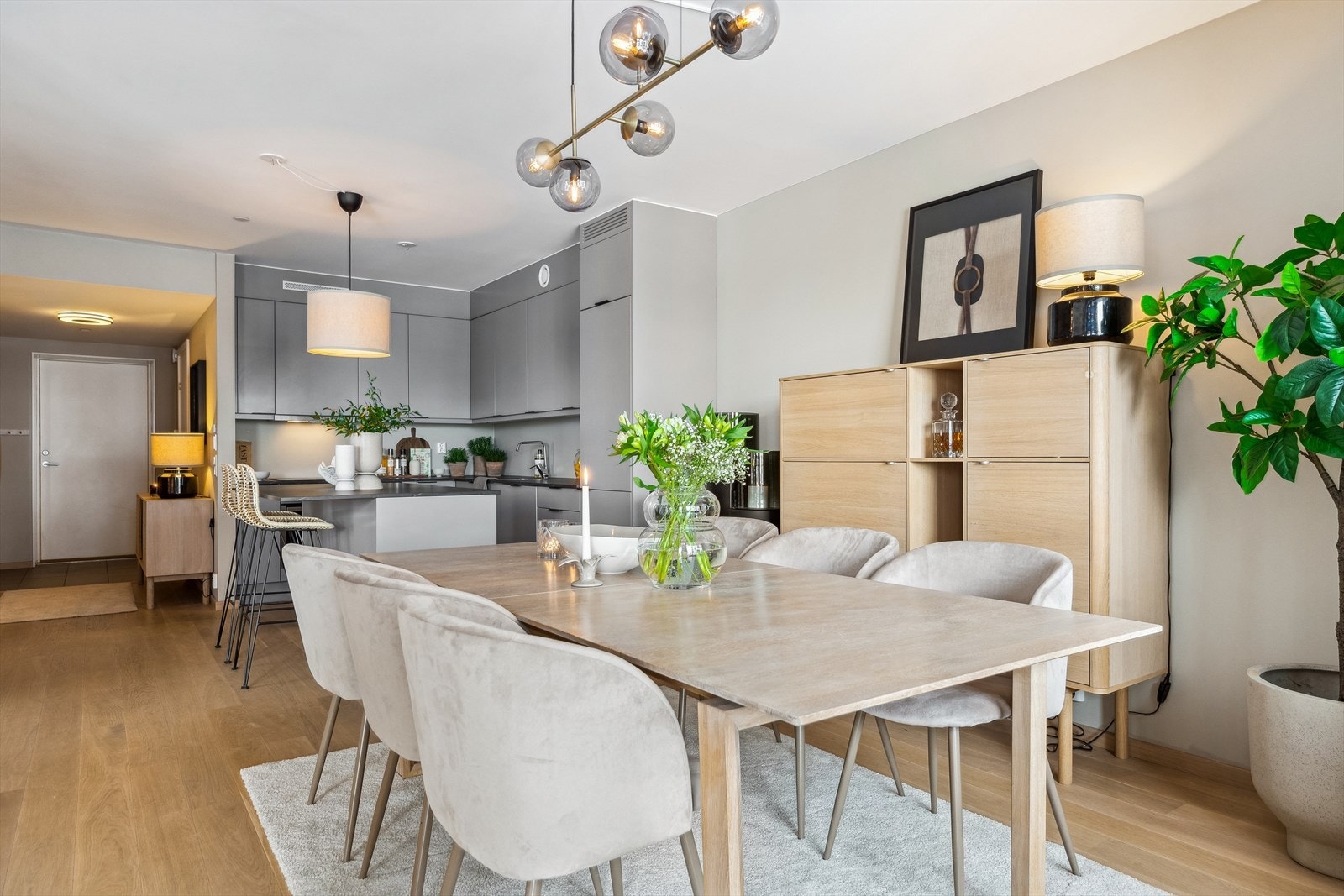 Leiligheten er malt i duse og tidsriktige farger. Det er også oppgradert med 1-stavs hvitlasert eikeparkett fra Boen. Galleribilde