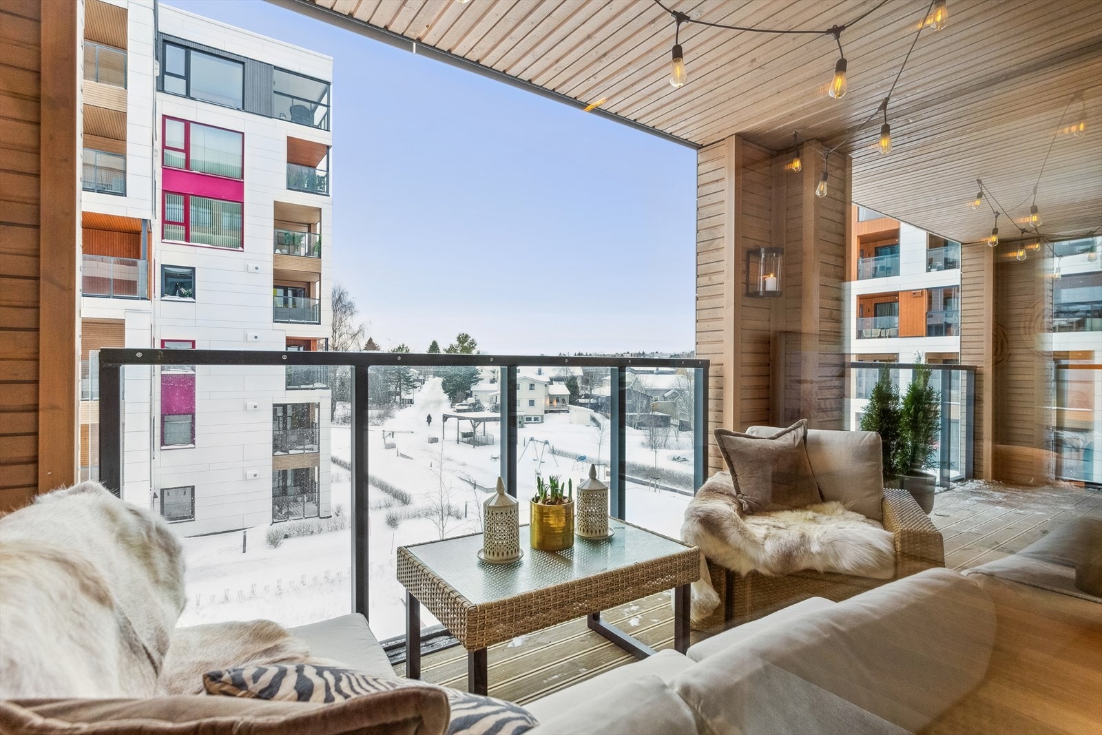 På sommertid blir den lune verandaen en forlengelse av stuen. Galleribilde