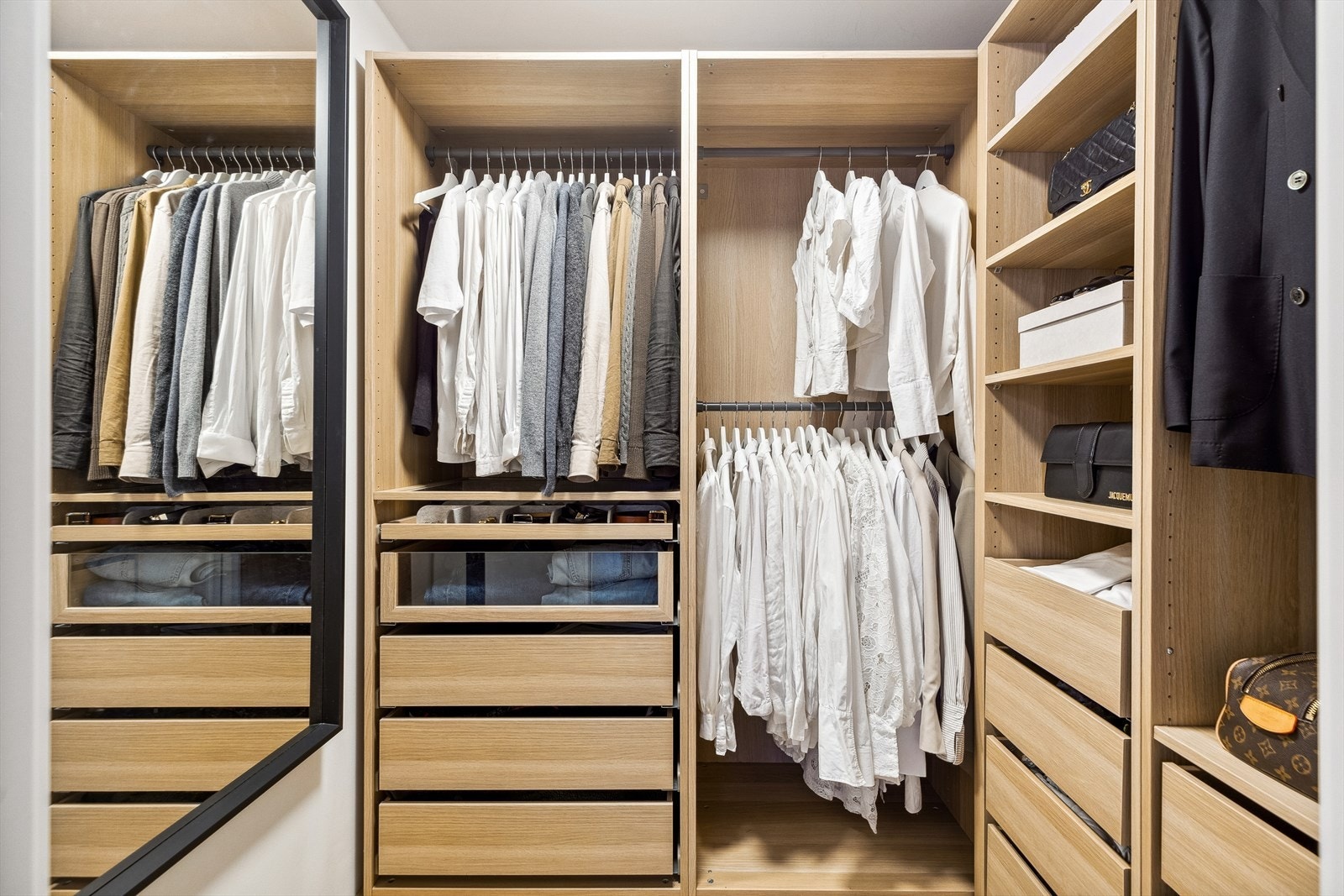 Garderobeløsningen er godt gjennomtenkt og utnytter rommets areal optimalt. Innredningen medfølger handelen. Galleribilde