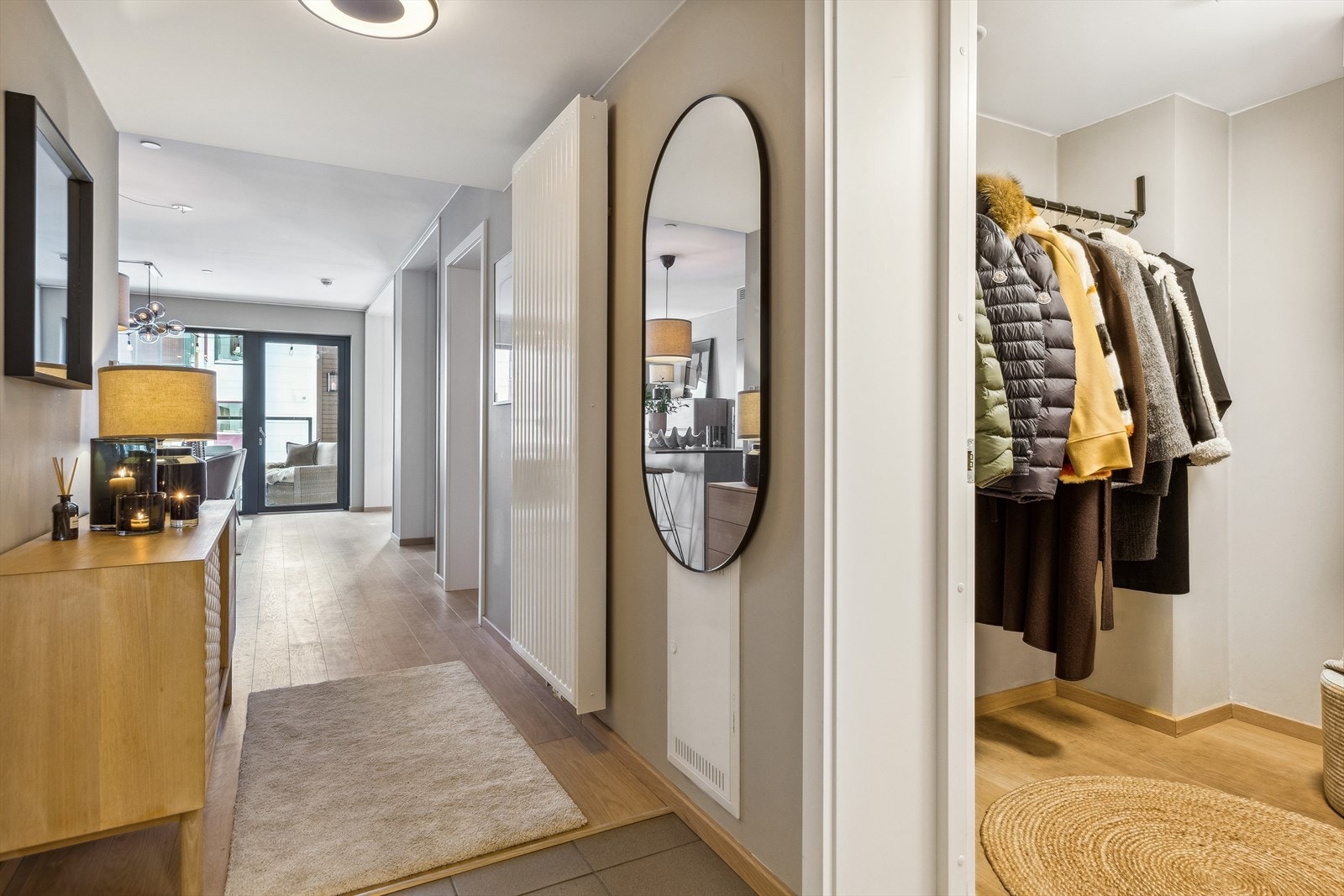 Entreen har flislagt gulv med varme. I tilknytning til entreen ligger en bod med god plass til oppbevaring av sko og yttertøy. Galleribilde