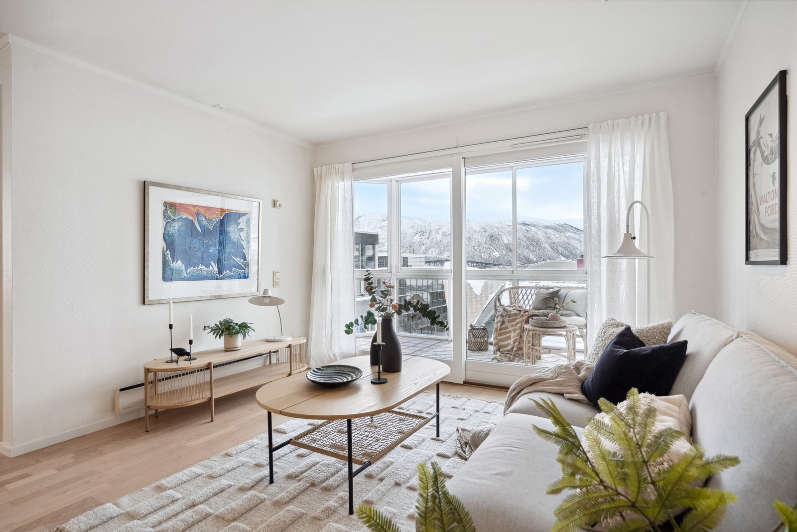 Lekkert innredet med utgang til innglasset balkong. Galleribilde