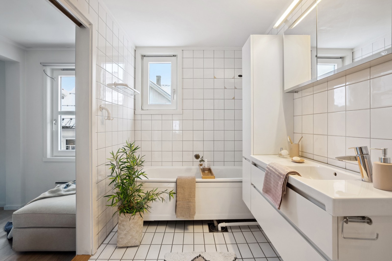 Badet og også egen inngang fra hovedsoverommet. Galleribilde