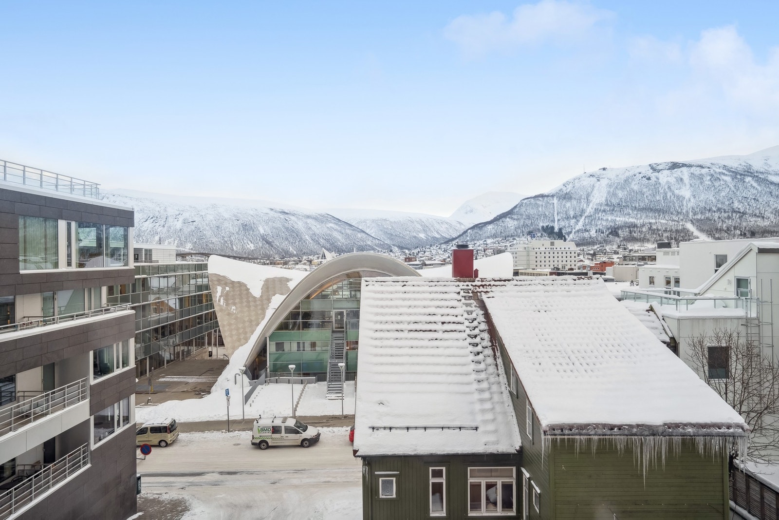 Strålende utsikt mot Fjellheisen, Fløya og Tinden. Galleribilde