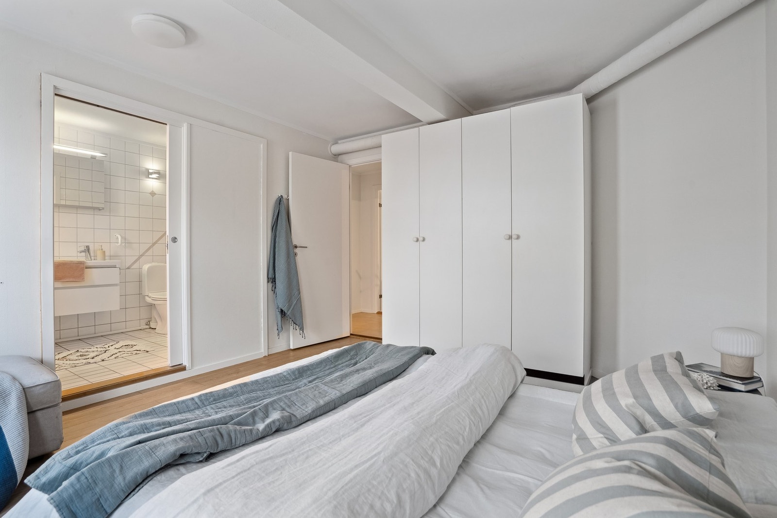 Garderobeløsning på hovedsoverom. Galleribilde