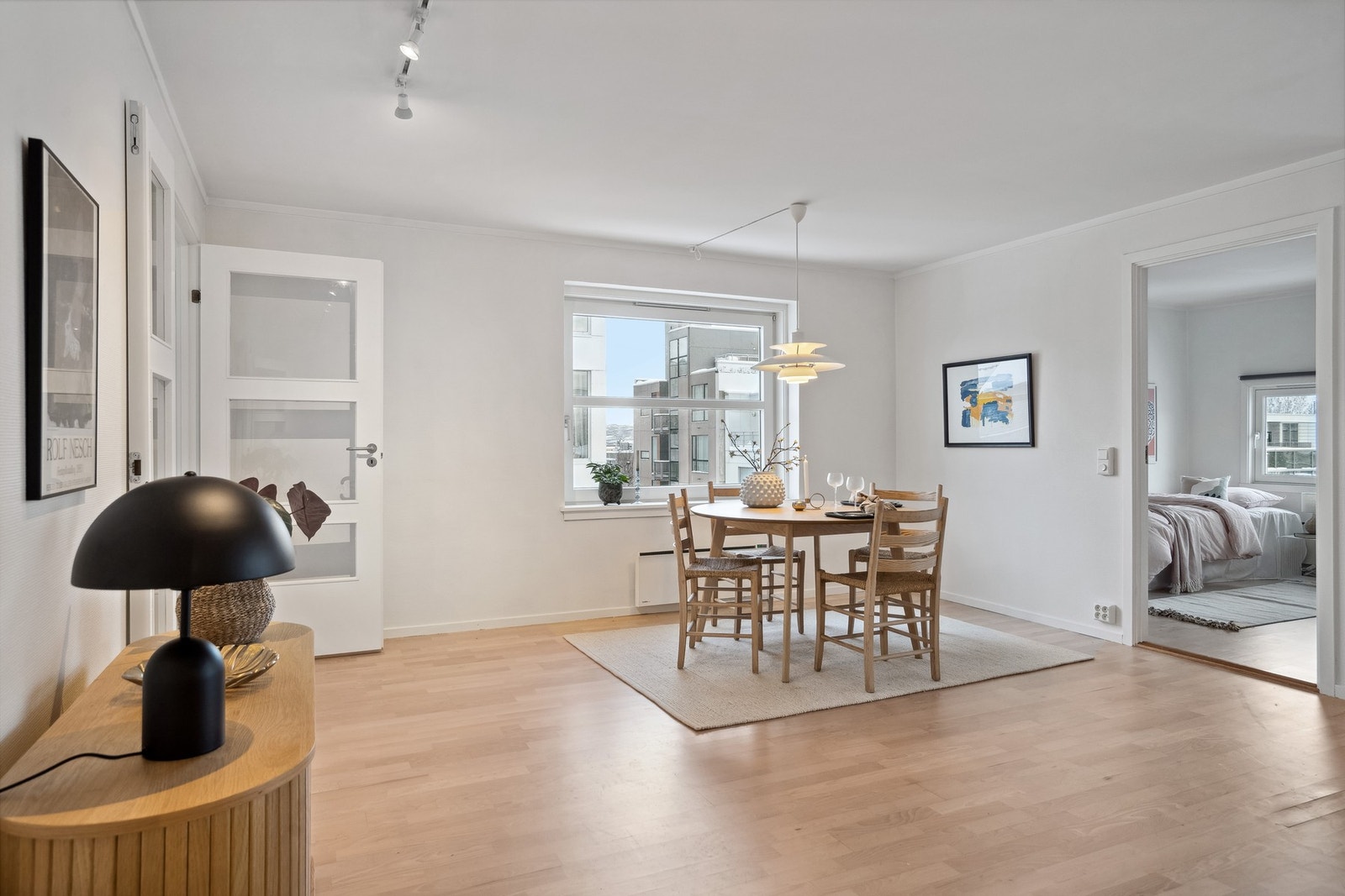 Fra stuen har du også inngang til et av leilighetens soverom. Galleribilde