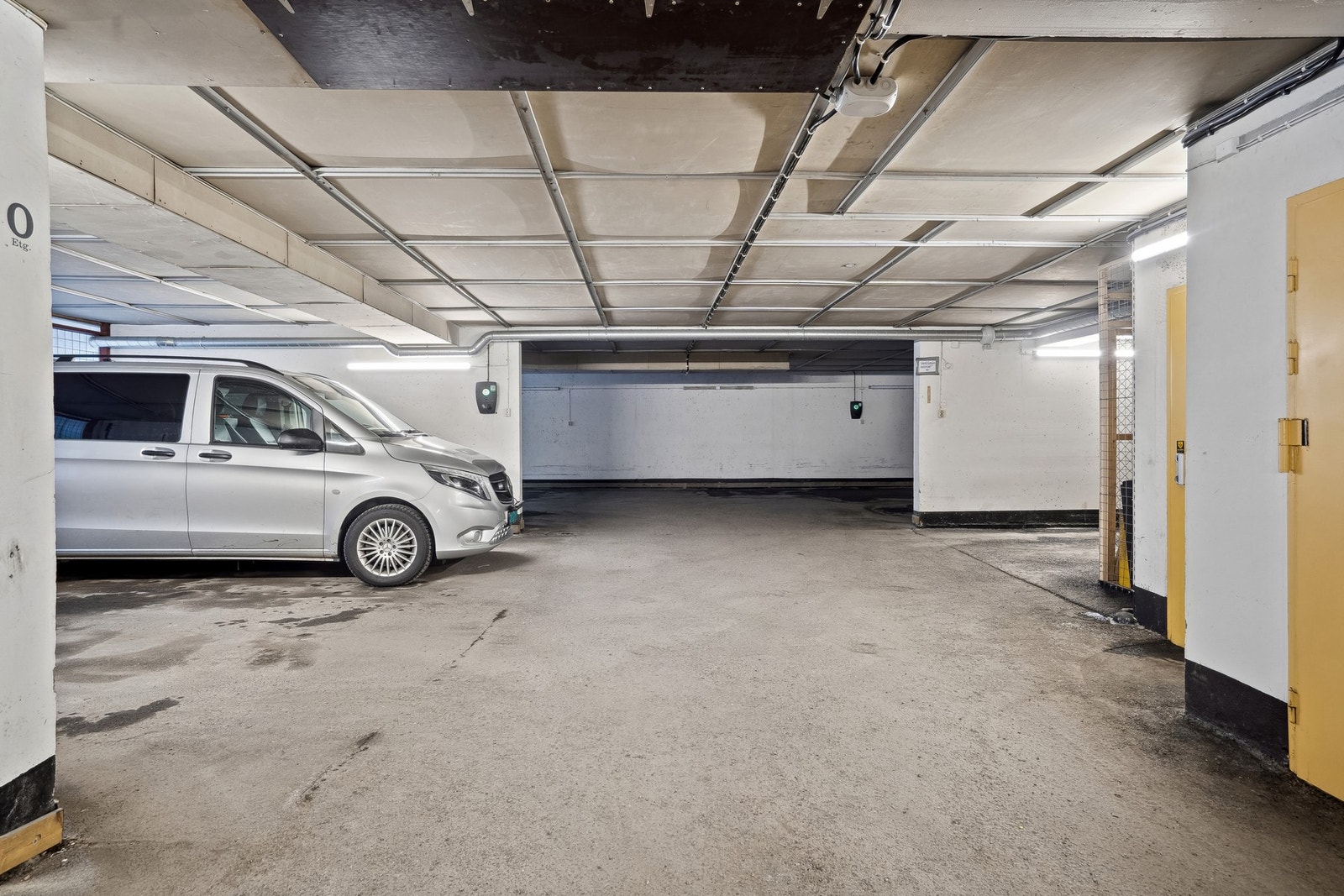 Bilen parkeres på fast plass i garasjeanlegg under bygget. Leiligheten disponerer i tillegg 2 boder. Galleribilde