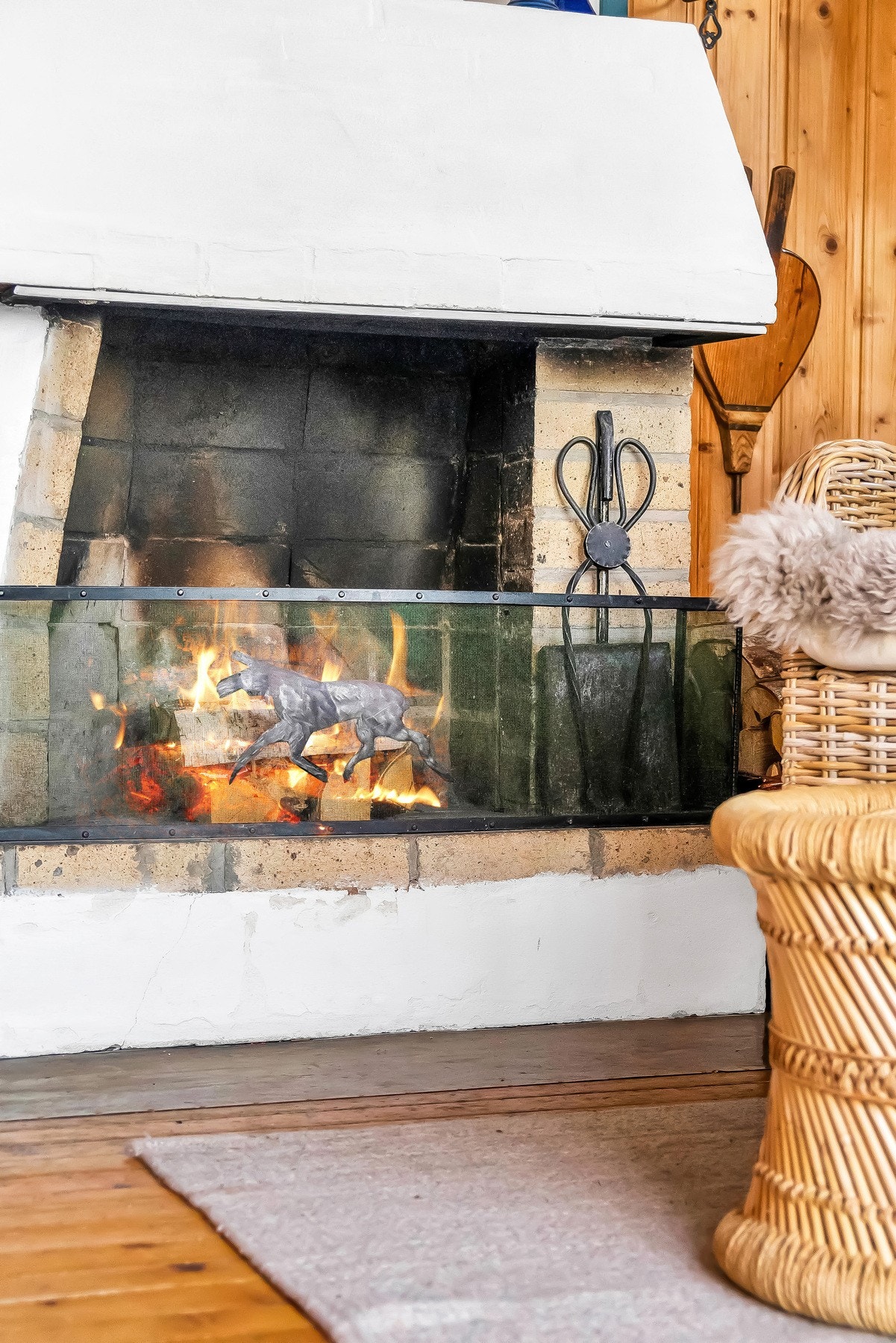 Her kan du fyre opp i peisen og finne den gode hytteroen Galleribilde