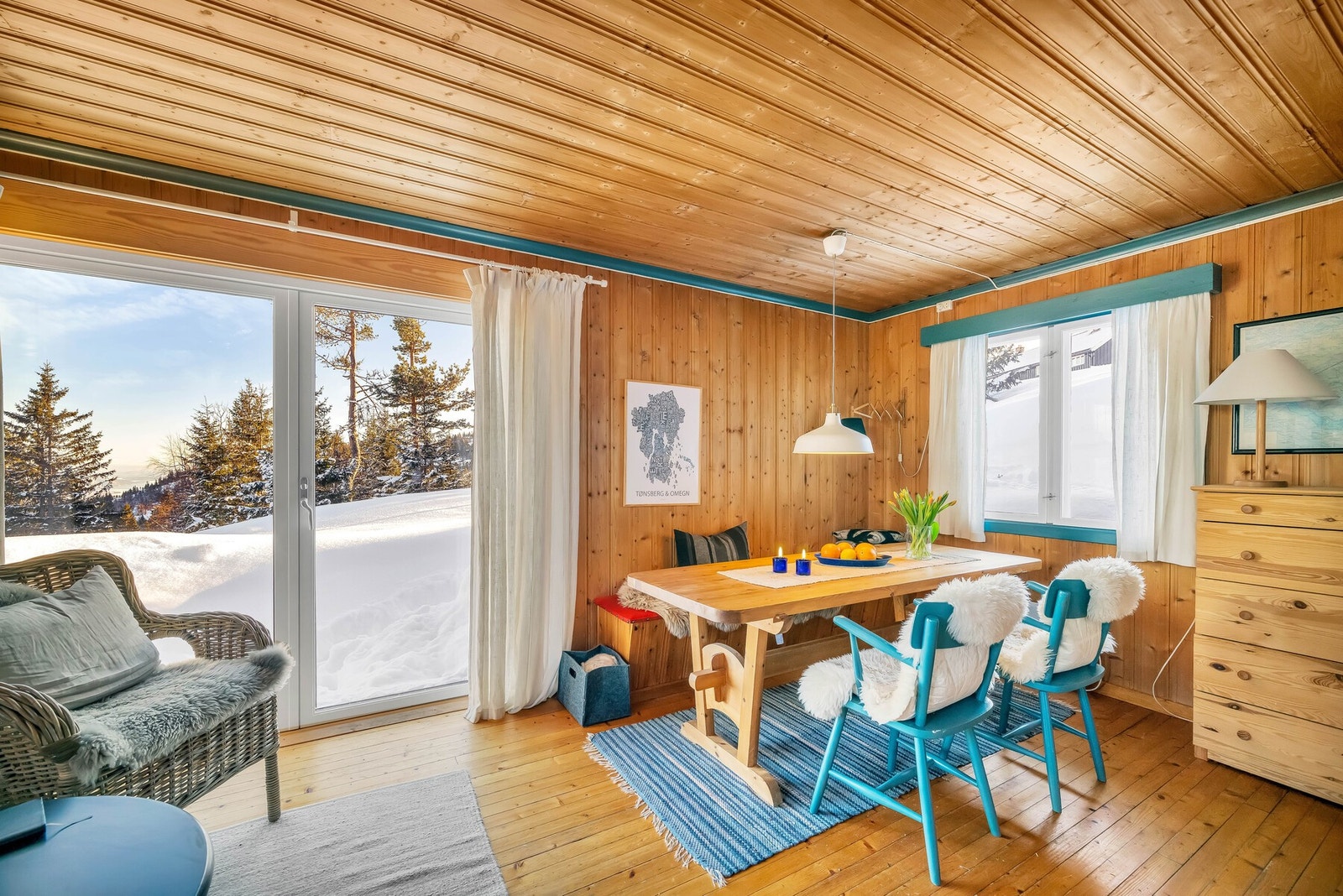 I stua er det godt med plass rundt spisebordet Galleribilde