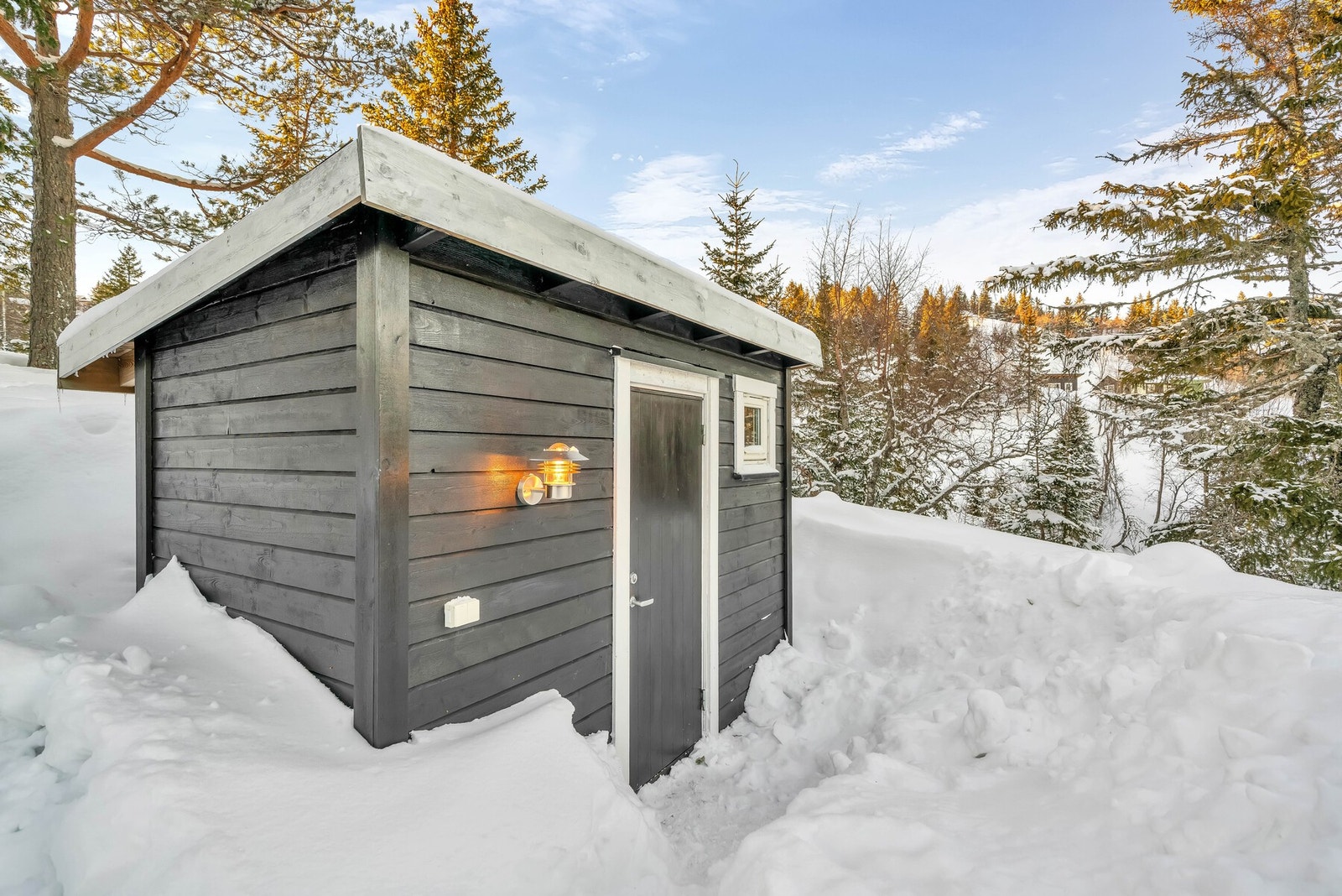 Uthus/bod med nyere doløsning og god plass til å vaske seg. Galleribilde