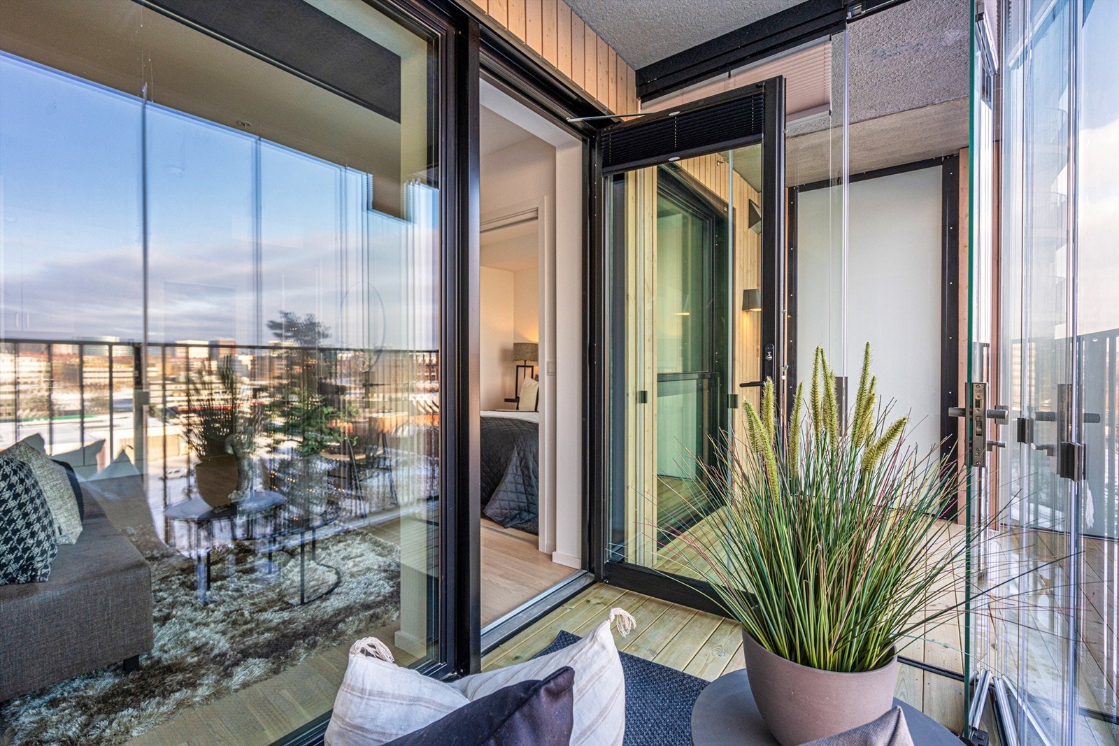 Fra stuen har man direkte adkomst til leilighetens balkong på 9 kvm, hvorav 5 kvm er innglasset. Galleribilde