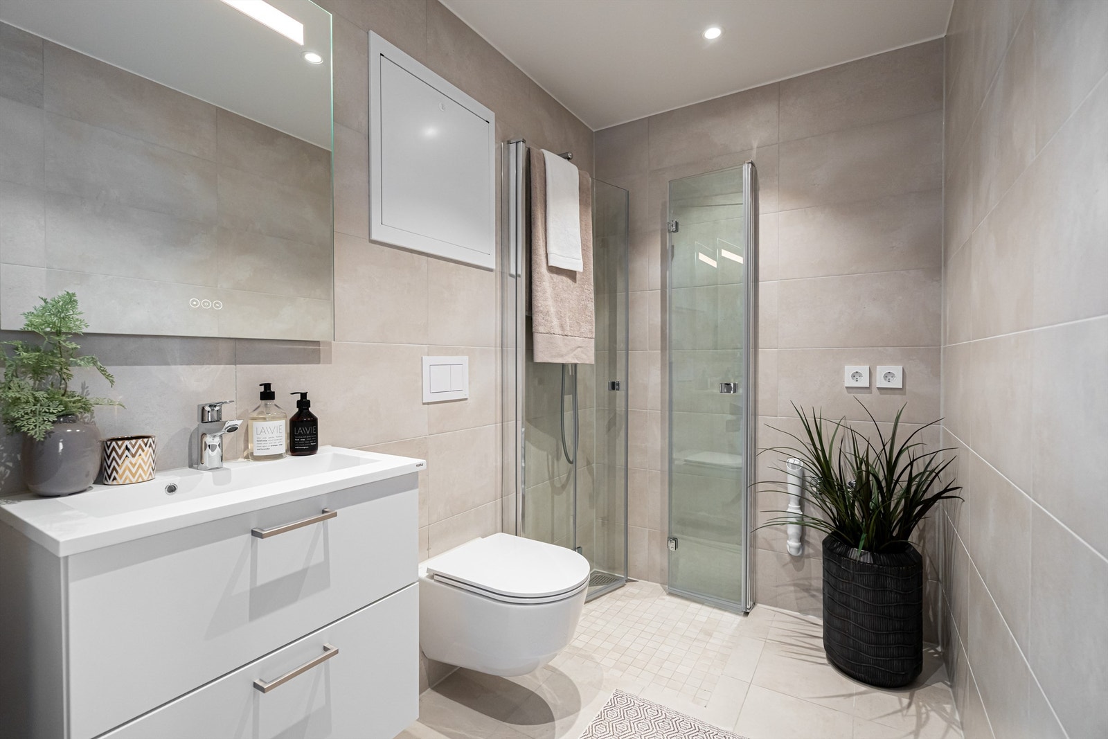 Badet er innredet med servant og servantskap med 2 skuffer. Speilskap med integrert lys. Det er opplegg for vaskemaskin og tørketrommel. Galleribilde