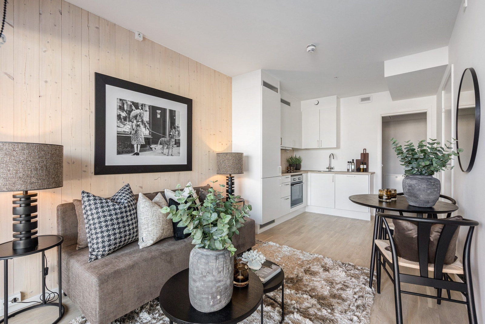 Integrerte hvitevarer som; platetopp, stekeovn, oppvaskmaskin og kombinert kjøl-/fryseskap. Galleribilde