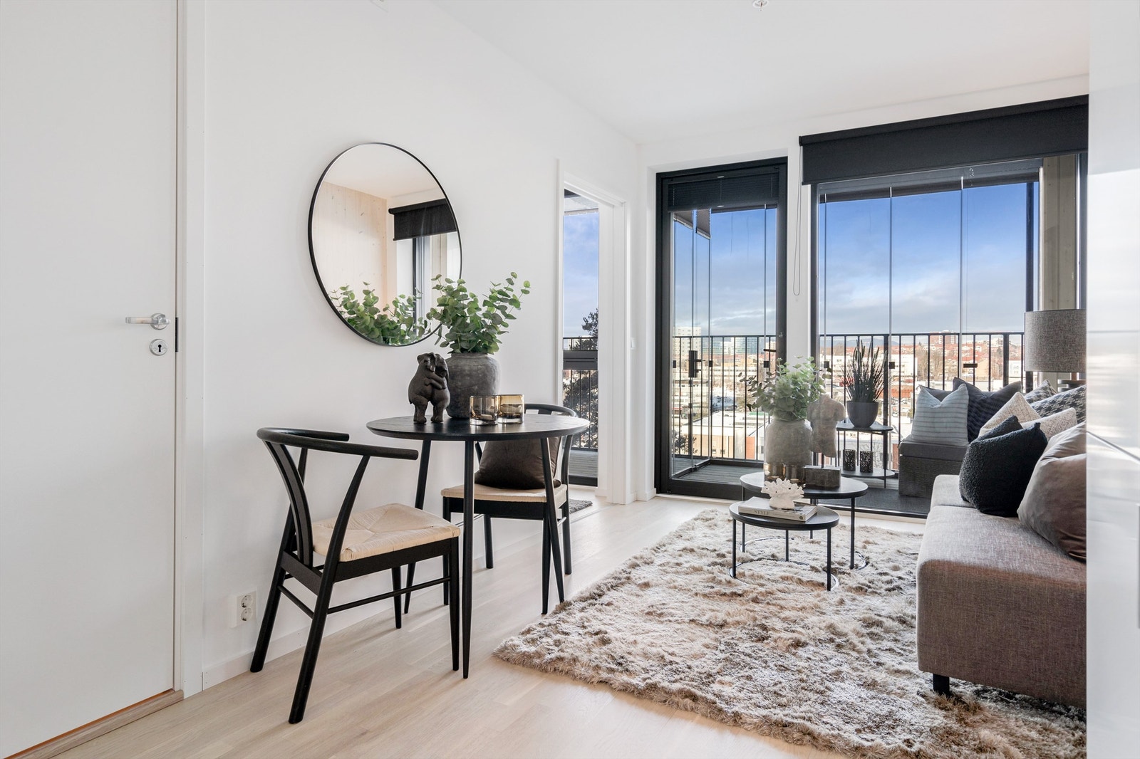 Leiligheten innehar en stue med en åpen kjøkkenløsning og store vindusflater som gir godt med lysinnslipp. Galleribilde