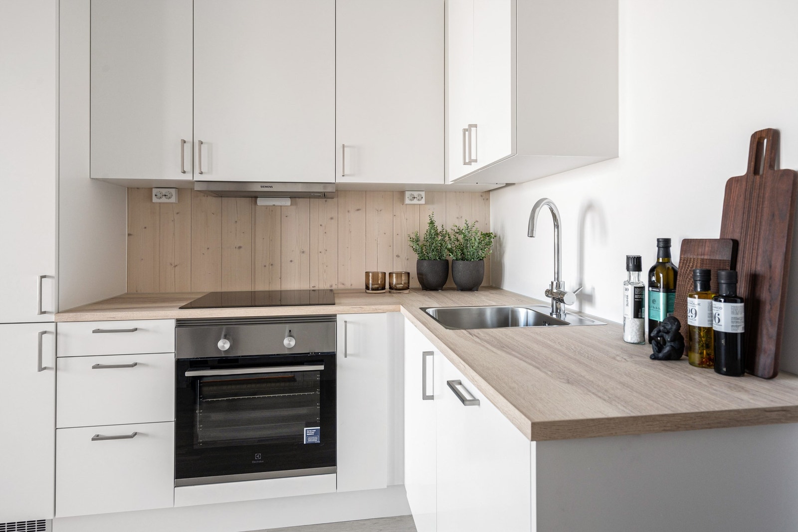 Kjøkkenet har integrerte hvitevarer som platetopp, ovn, vaskemasking og kjøl/-fyrs. Galleribilde