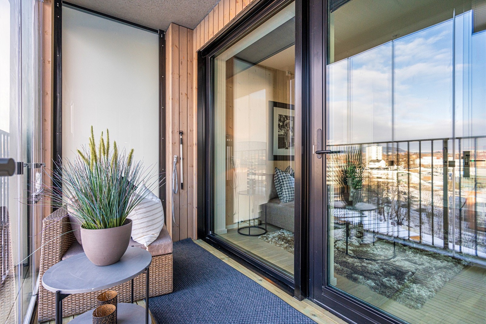 Balkongen kan enkelt innredes med møblement. Galleribilde