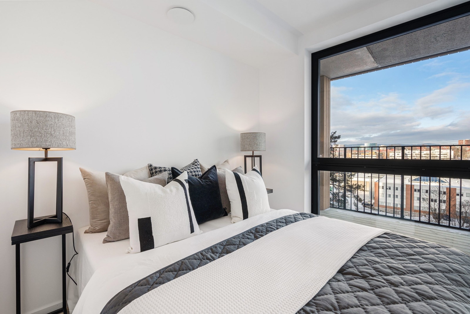 Leilighetens soverom har plass til dobbeltseng, nattbord og garderobeløsning. Galleribilde