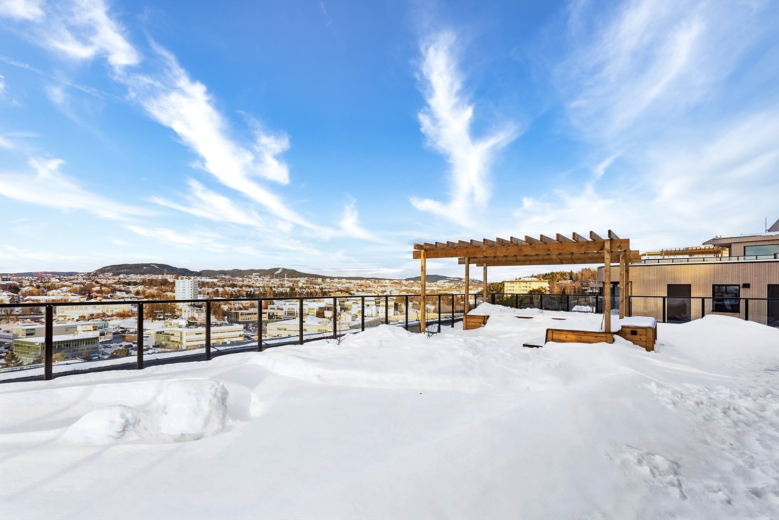 Som beboer har man tilgang til alle de fire forskjellige takterrassene. Her har man badstue, treningsrom og flott utsikt utover Oslo. Galleribilde