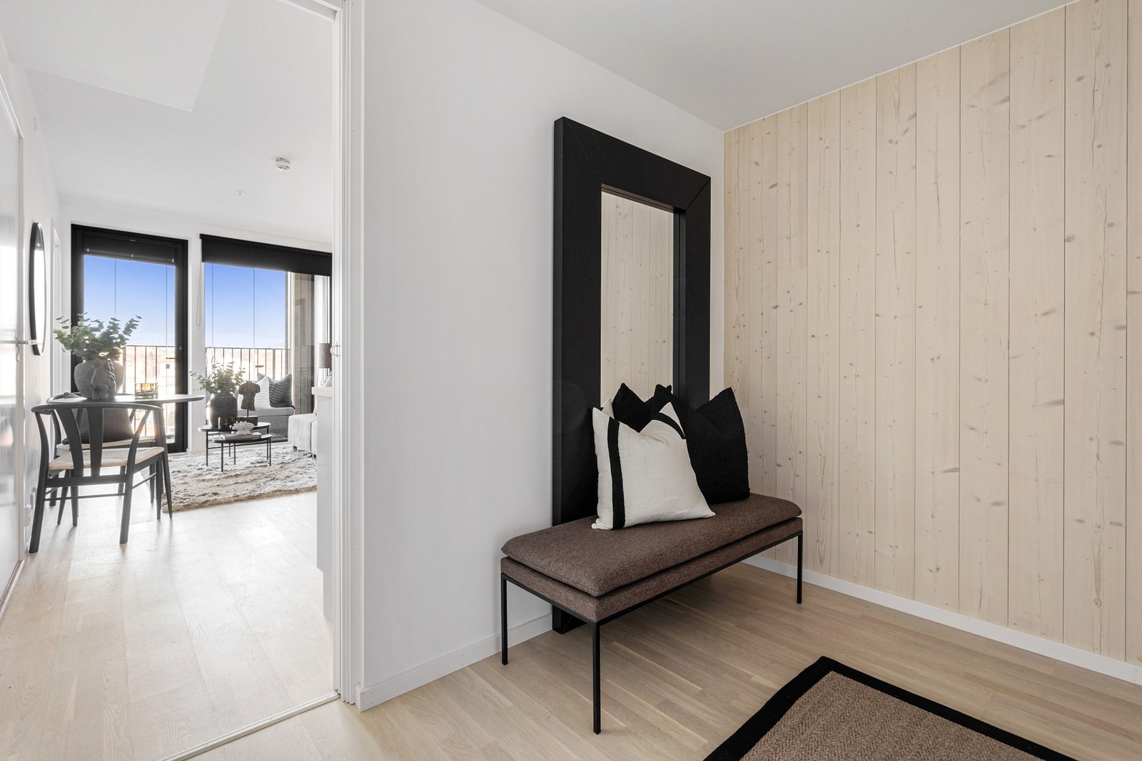 Entre med mulighet mulighet for garderobeløsning. Praktisk skyvedør mellom entre og stuen. Galleribilde