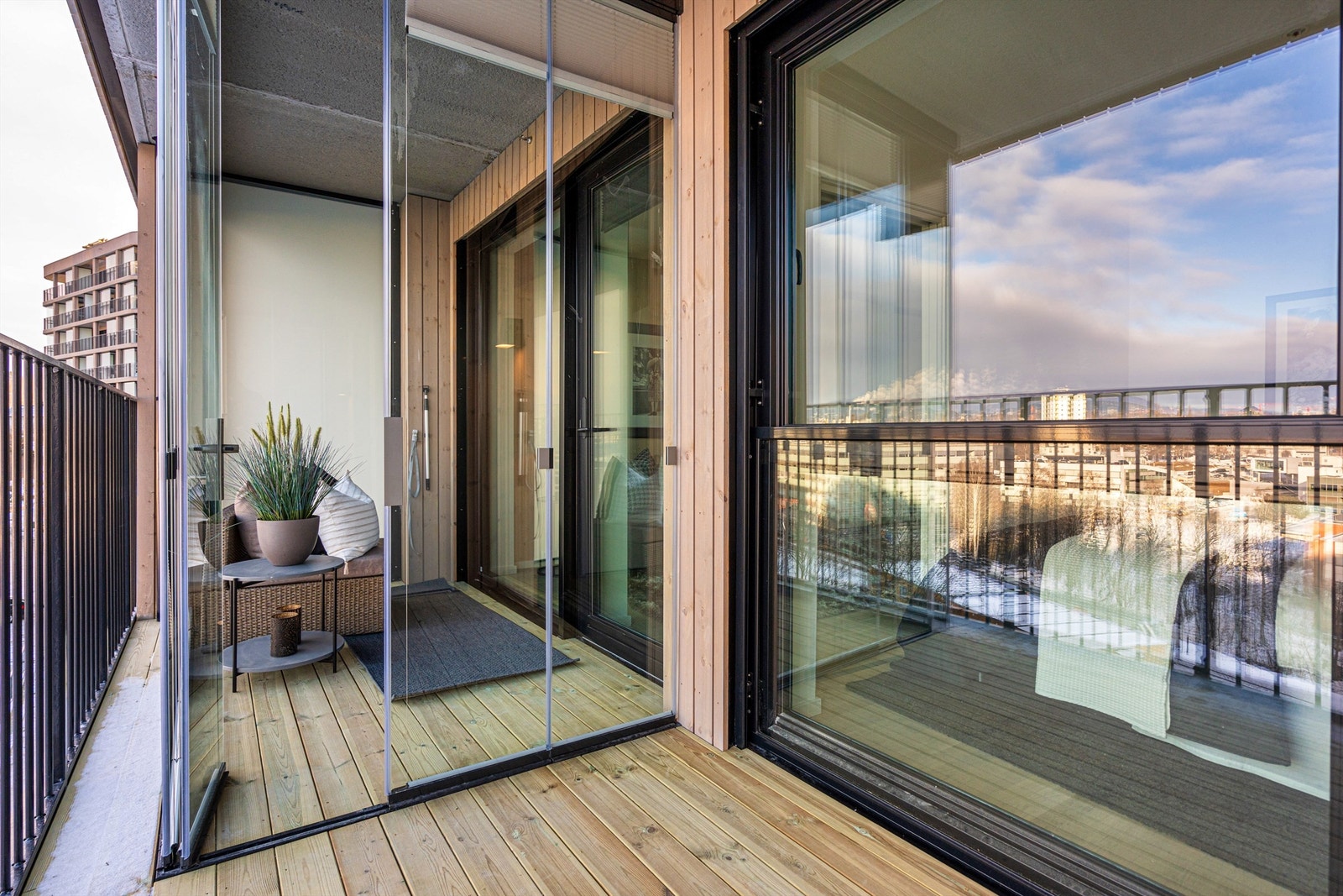 Balkongen har en innglasset del på ca. 5 kvm. Galleribilde