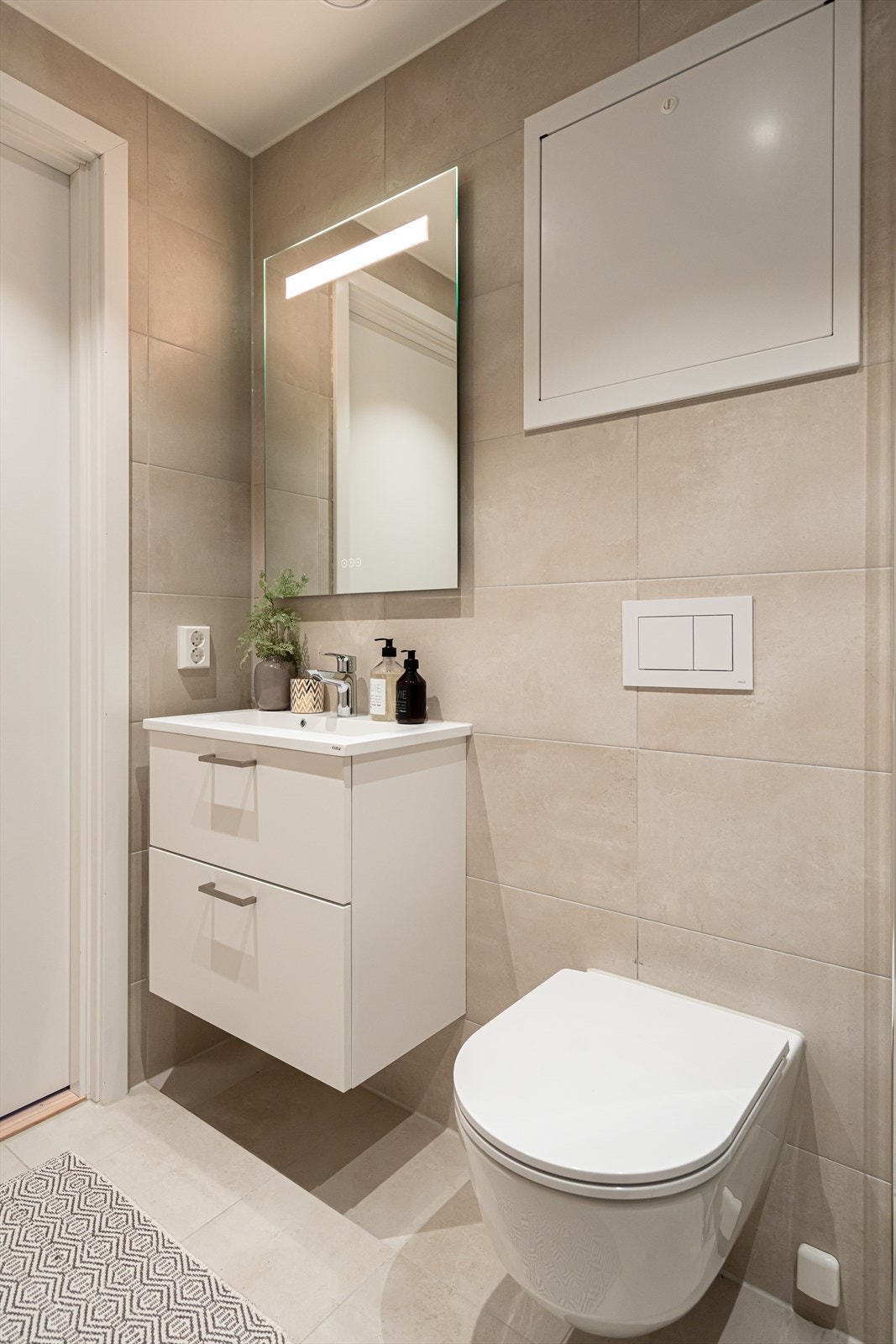 Vegghengt toalett og servant med skuffeseksjoner. Galleribilde