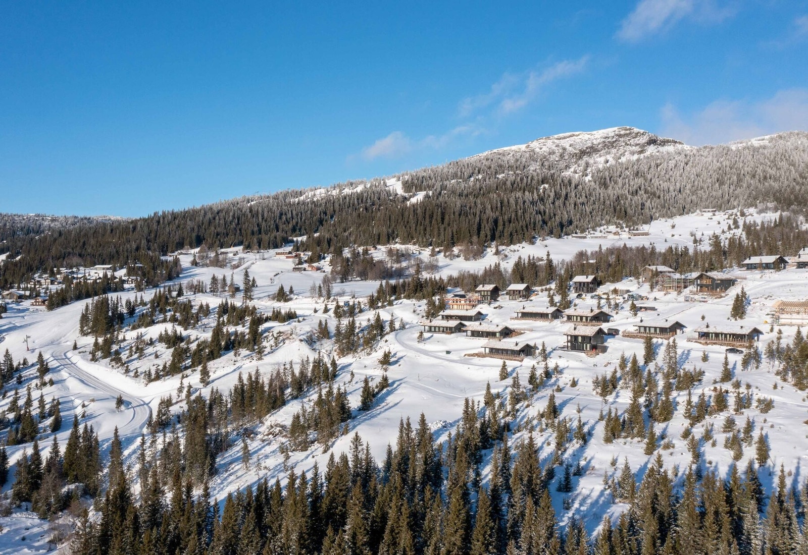 Dronefoto fra tomteområdet mot alpinbakken og Segalstadsæterkampen som er 1054 moh Galleribilde