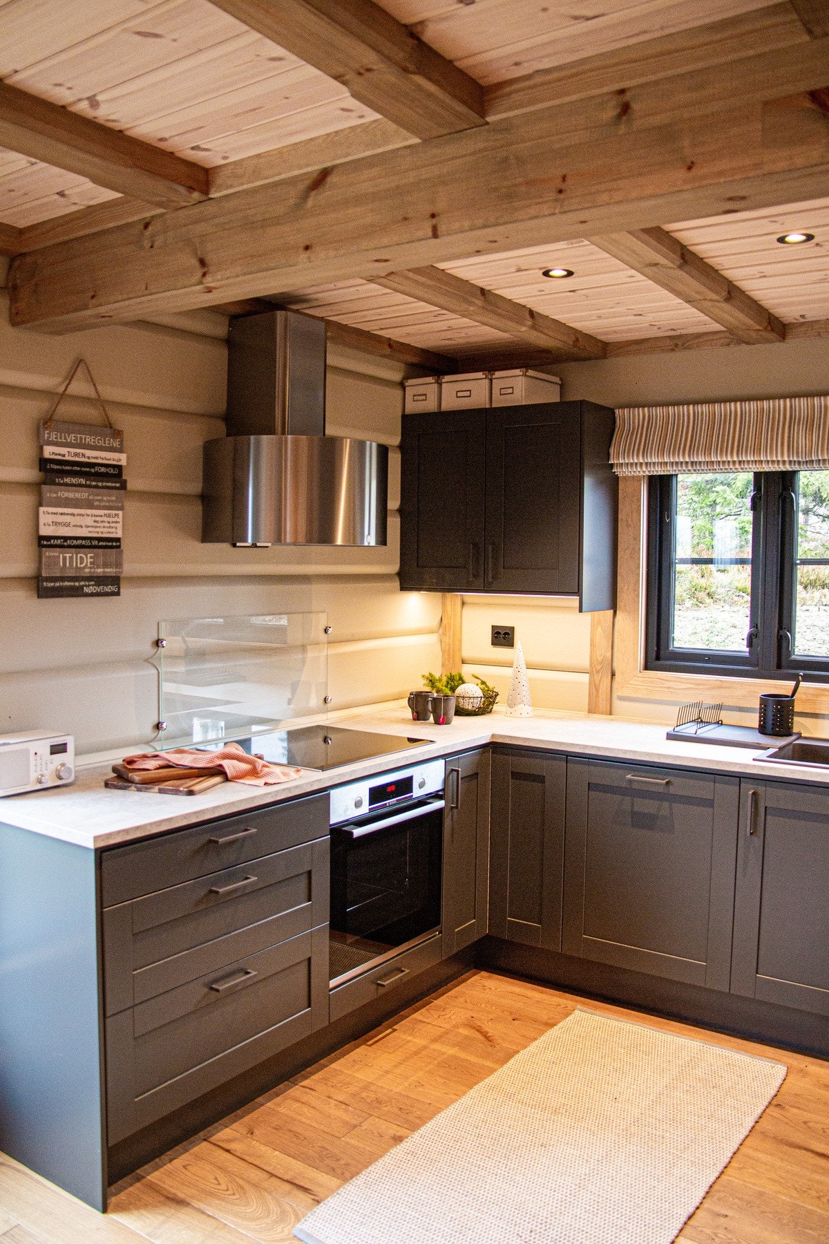 Kjøkkeninnredning fra Huseby medfølger. Foto fra en kundetilpasset hytte i tilsvarende modell. Galleribilde