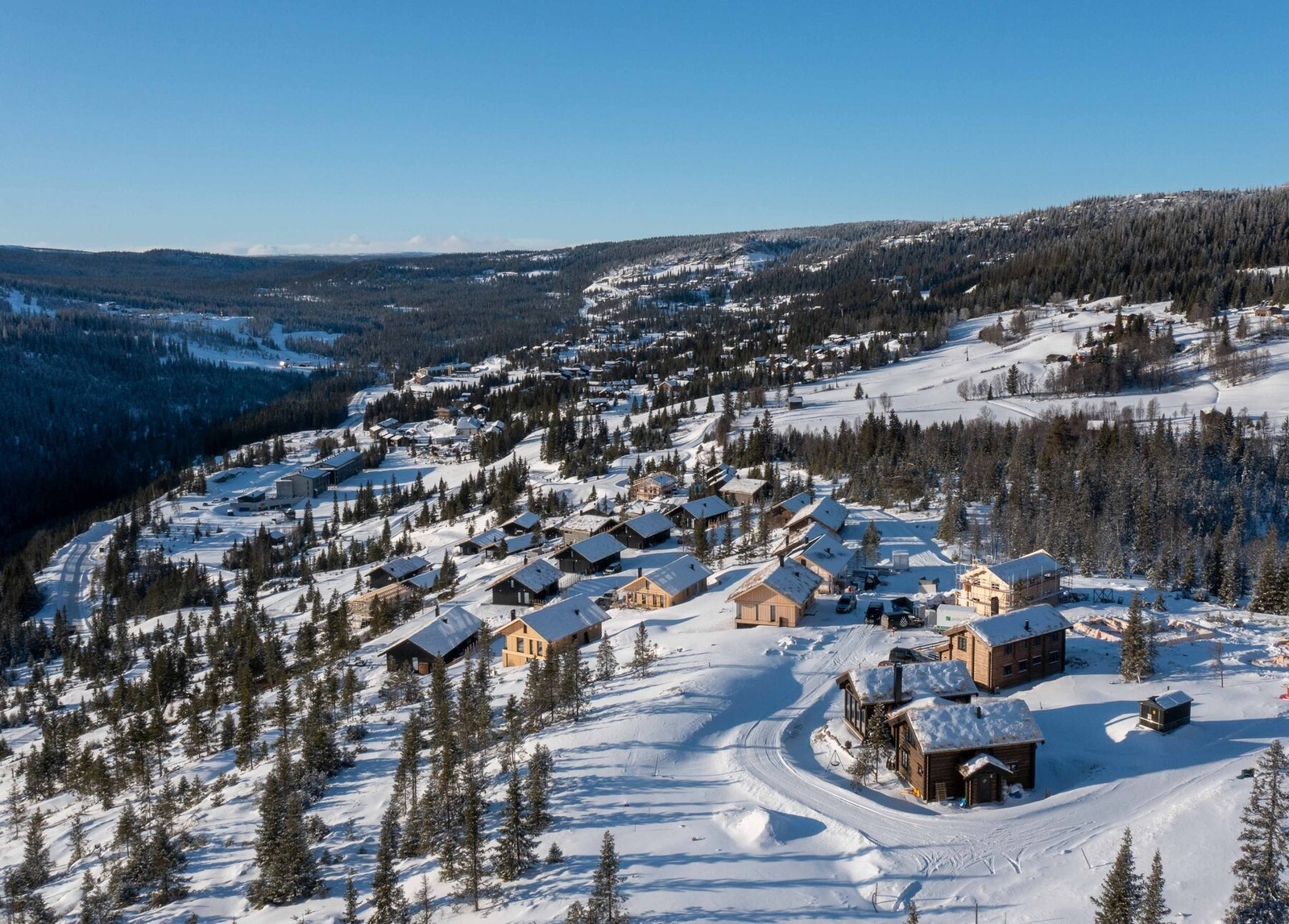 Dronefoto fra tomteområdet mot alpinbakken Galleribilde