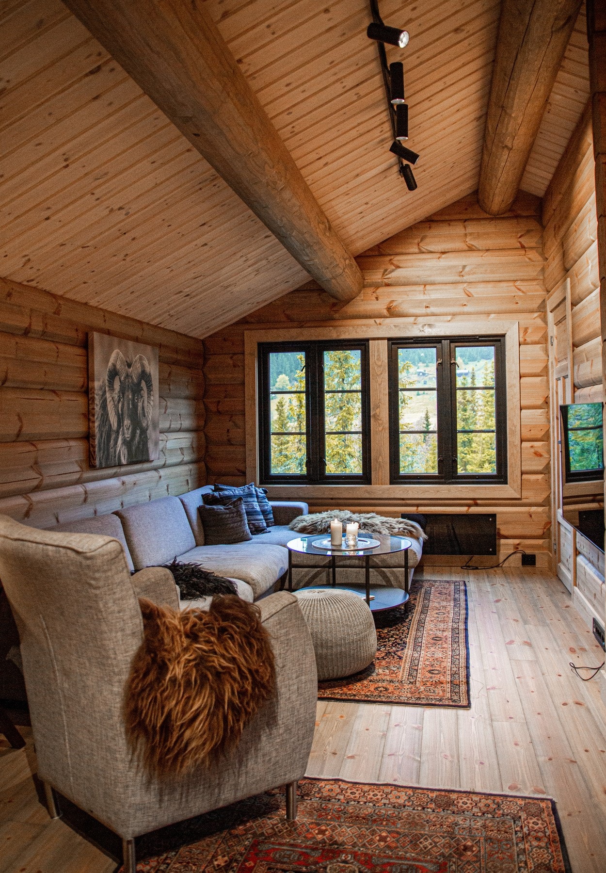 2.etg er innholdsrik, med TV-stue, 2-3 sov, bad og badstue Galleribilde