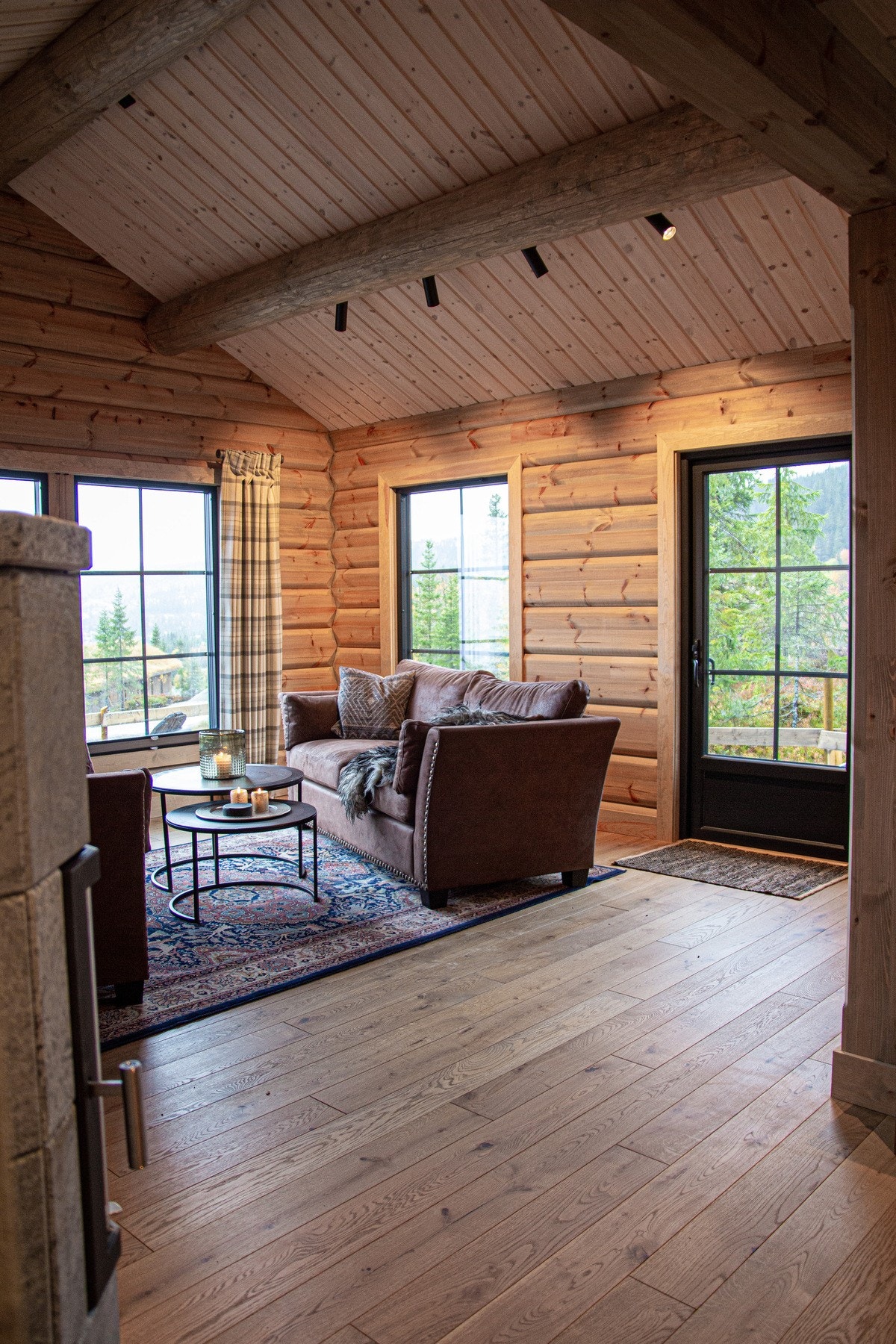 Stue i 1.etasje er romslig med god og luftig takhøyde Galleribilde